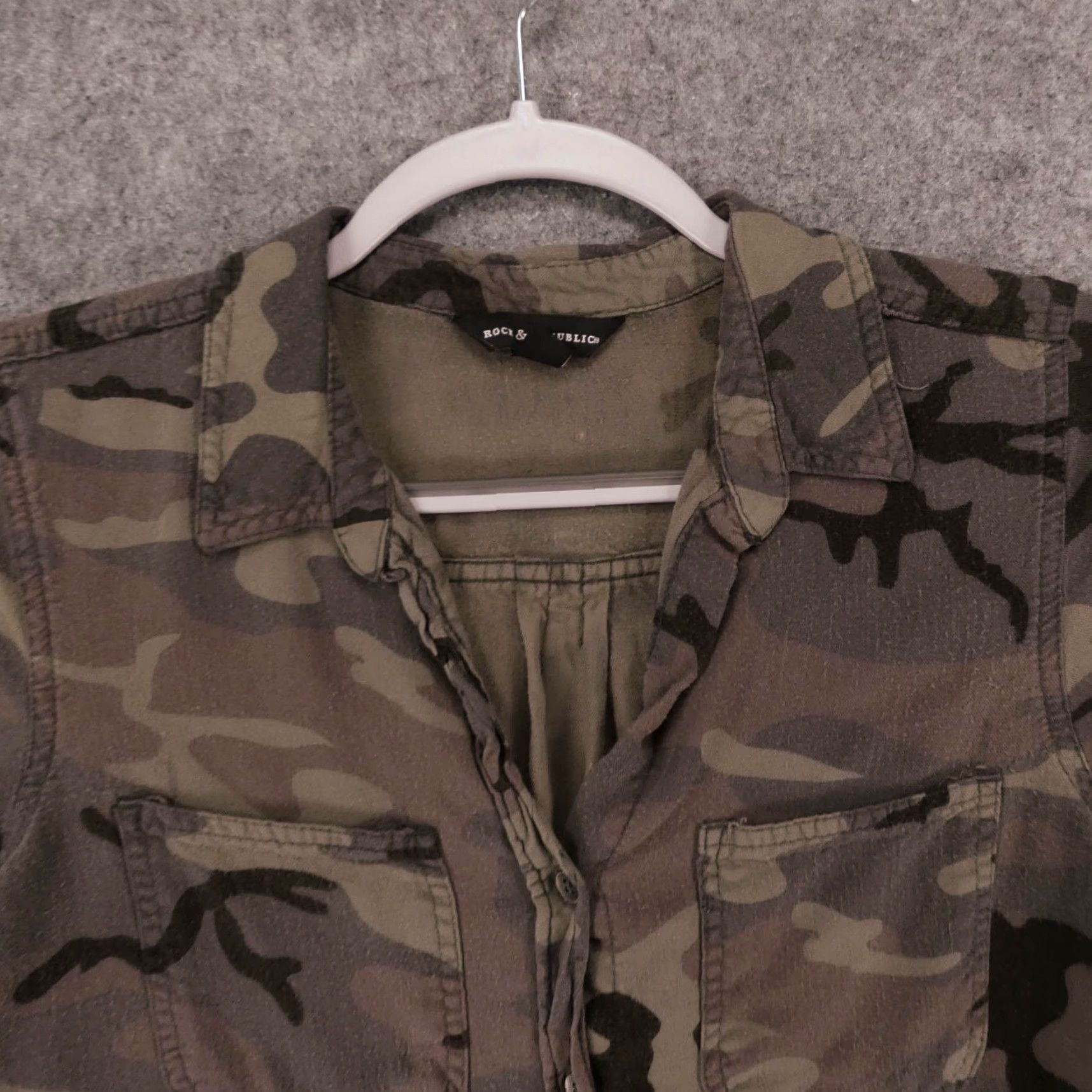 Vintage Rock & Republic Shirt Womens Medium Long Sleeve Button Up Gray Camo Size M / US 6-8 / IT 42-44 - 2 Thumbnail