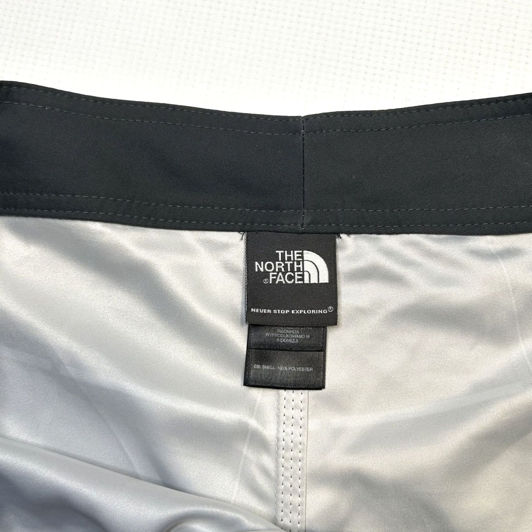 The North Face VINTAGE The North Face Board Shorts Mens 38 Black White Plaid Cargo Pocket Size US 38 / EU 54 - 5 Thumbnail