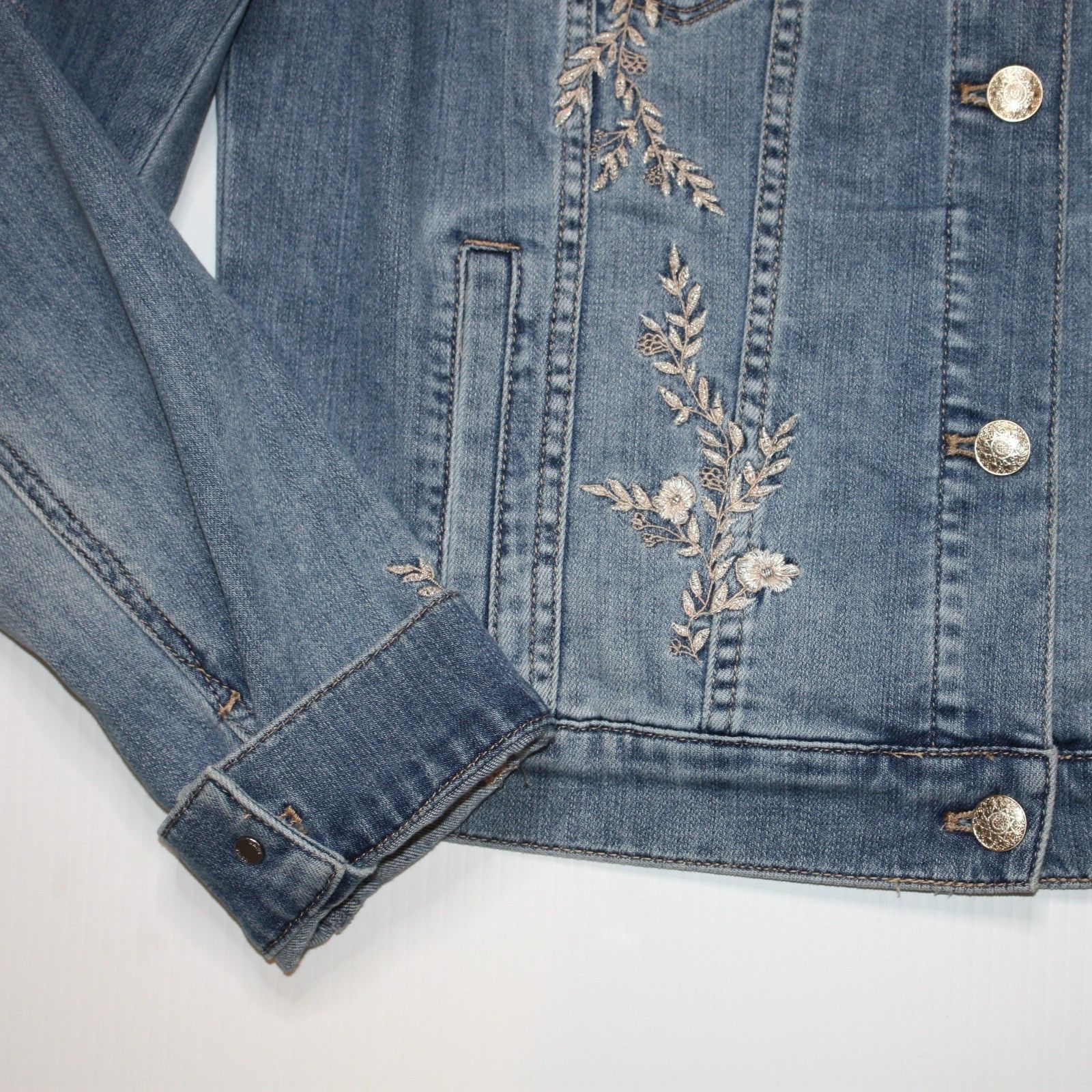 White House Black Market Embroidered Blue Denim Jean Jacket in size M Size M / US 6-8 / IT 42-44 - 5 Thumbnail