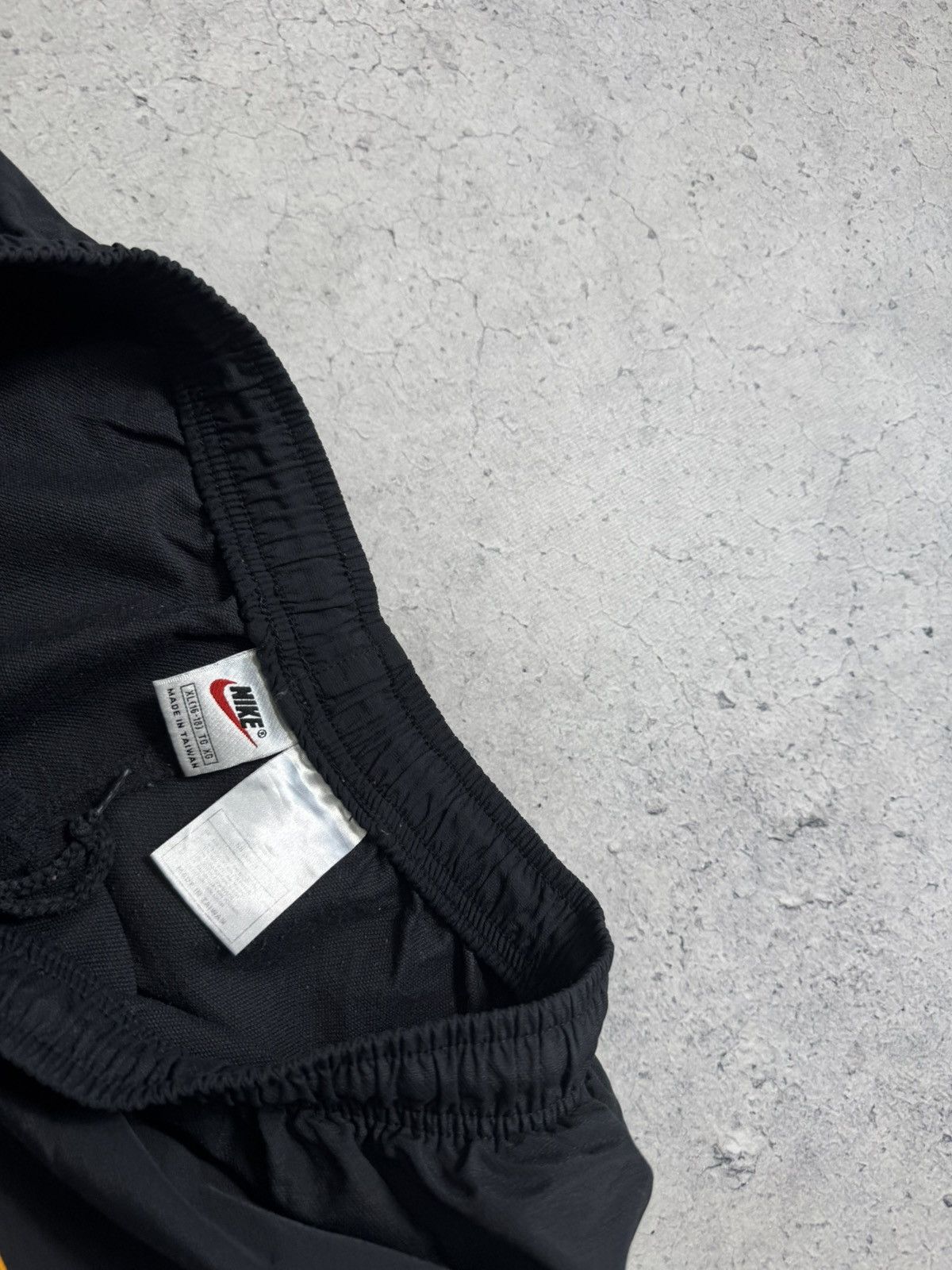 Nike × Vintage Nike Big Swoosh Vintage 90’s Nylon Shorts Black Size US 30 / EU 46 - 4 Thumbnail