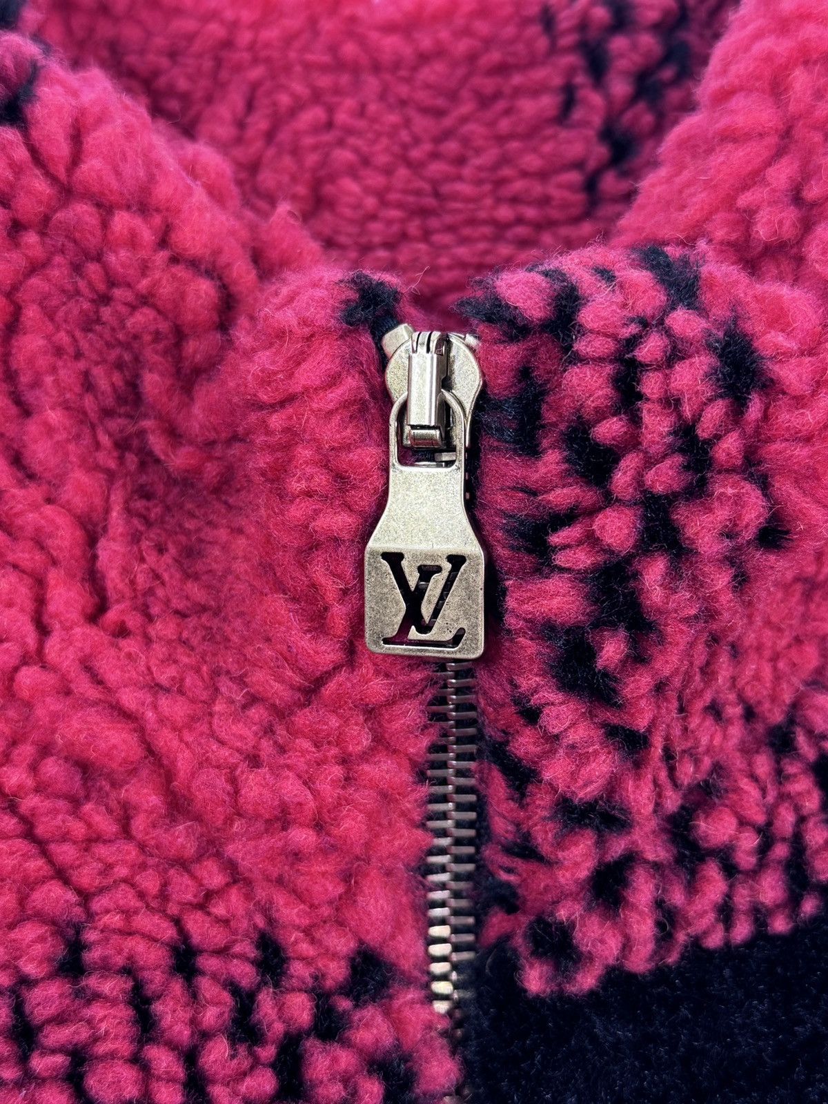 Louis Vuitton PHARRELL WILLIAMS AW24 WEST DAMIER FLEECE JACKET 1AFXOF RED Size US XL / EU 56 / 4 - 4 Thumbnail