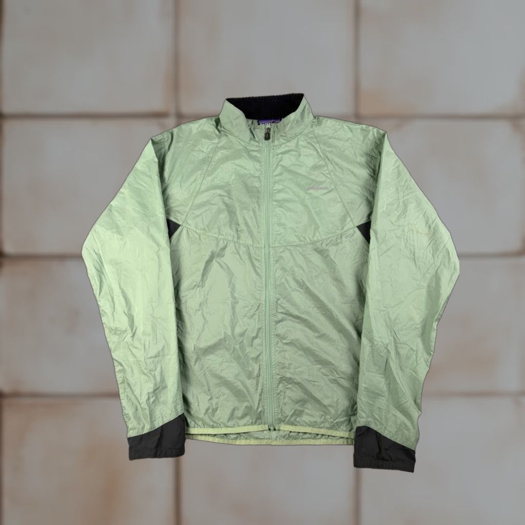 Patagonia VINTAGE Patagonia Windbreaker Jacket Women’s Size L Green Full Zip Nylon Women Green Full Zip Windbreaker Jacket Patagonia L Women Size L / US 10 / IT 46 - 1 Thumbnail