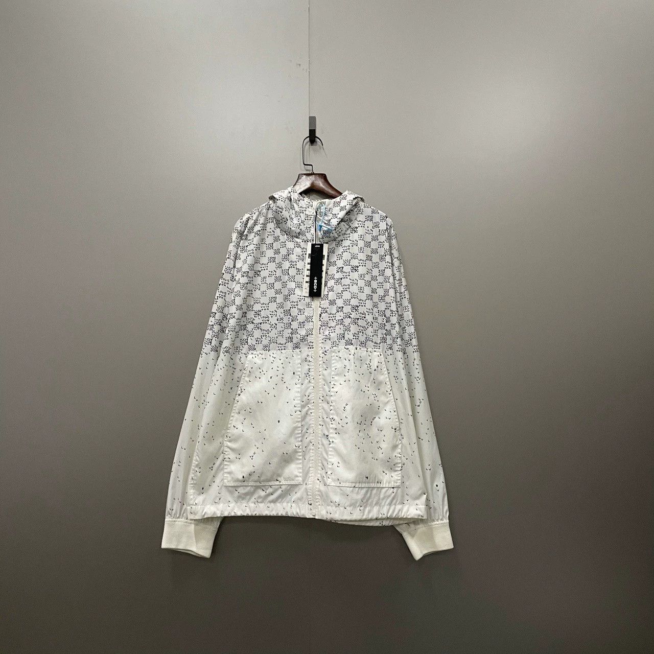 Louis Vuitton louis vuitton gradient logo jacket in white Size US L / EU 52-54 / 3 - 1 Thumbnail