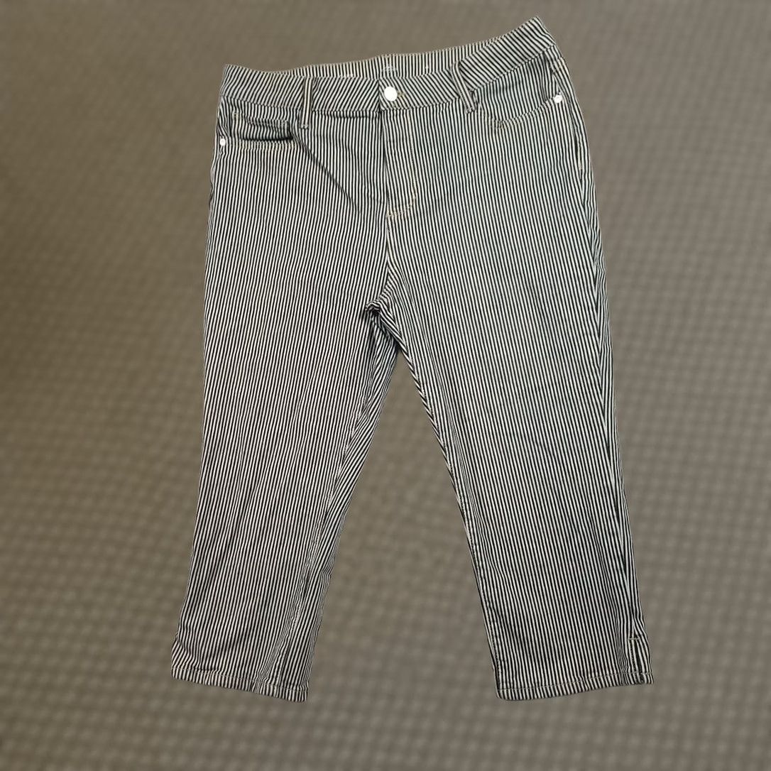 Old Navy St. John's Bay Crop Pants Women’s 4 White Black Pin-Stripe Capri Denim Jeans Shoes? Size 27" / US 4 / IT 40 - 1 Thumbnail