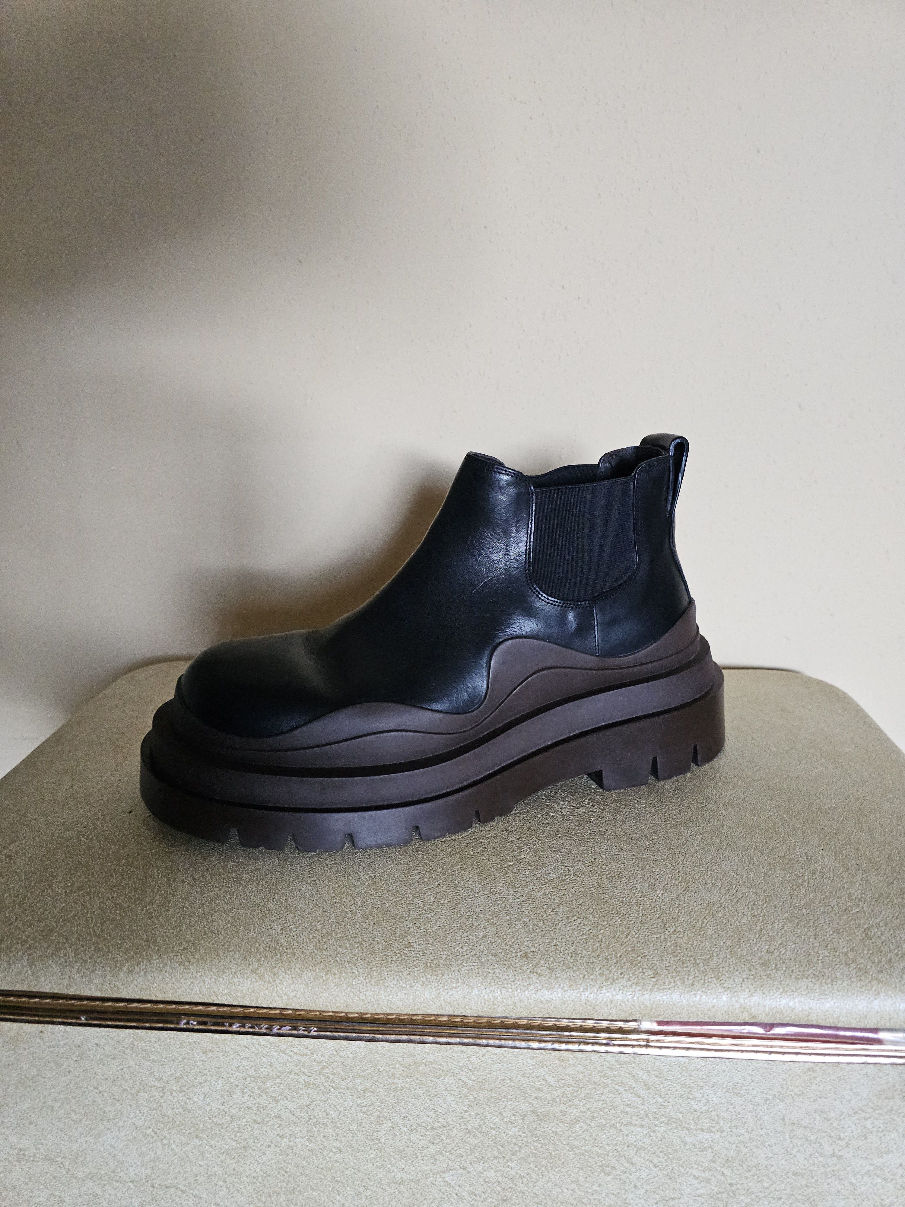 Bottega Veneta Bottega Veneta Tire Chelsea Ankle Boots (Black/Brown) Size US 7 / IT 37 - 1 Thumbnail