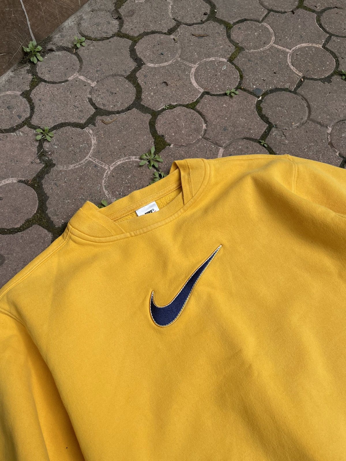 Nike × Vintage Vintage Nike Swoosh Women’s Sweatshirt Yellow Crewneck Small Size S / US 4 / IT 40 - 2 Thumbnail