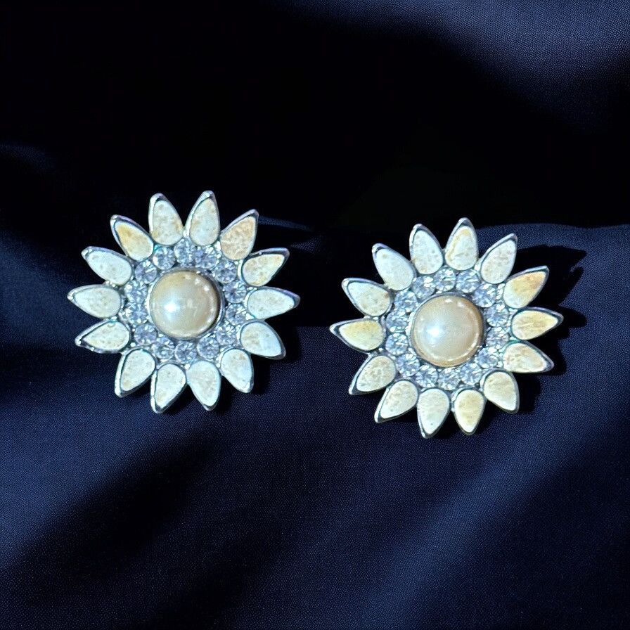 Vintage Vintage white enamel and rhinestone clip on flower earrings Size ONE SIZE - 1 Thumbnail