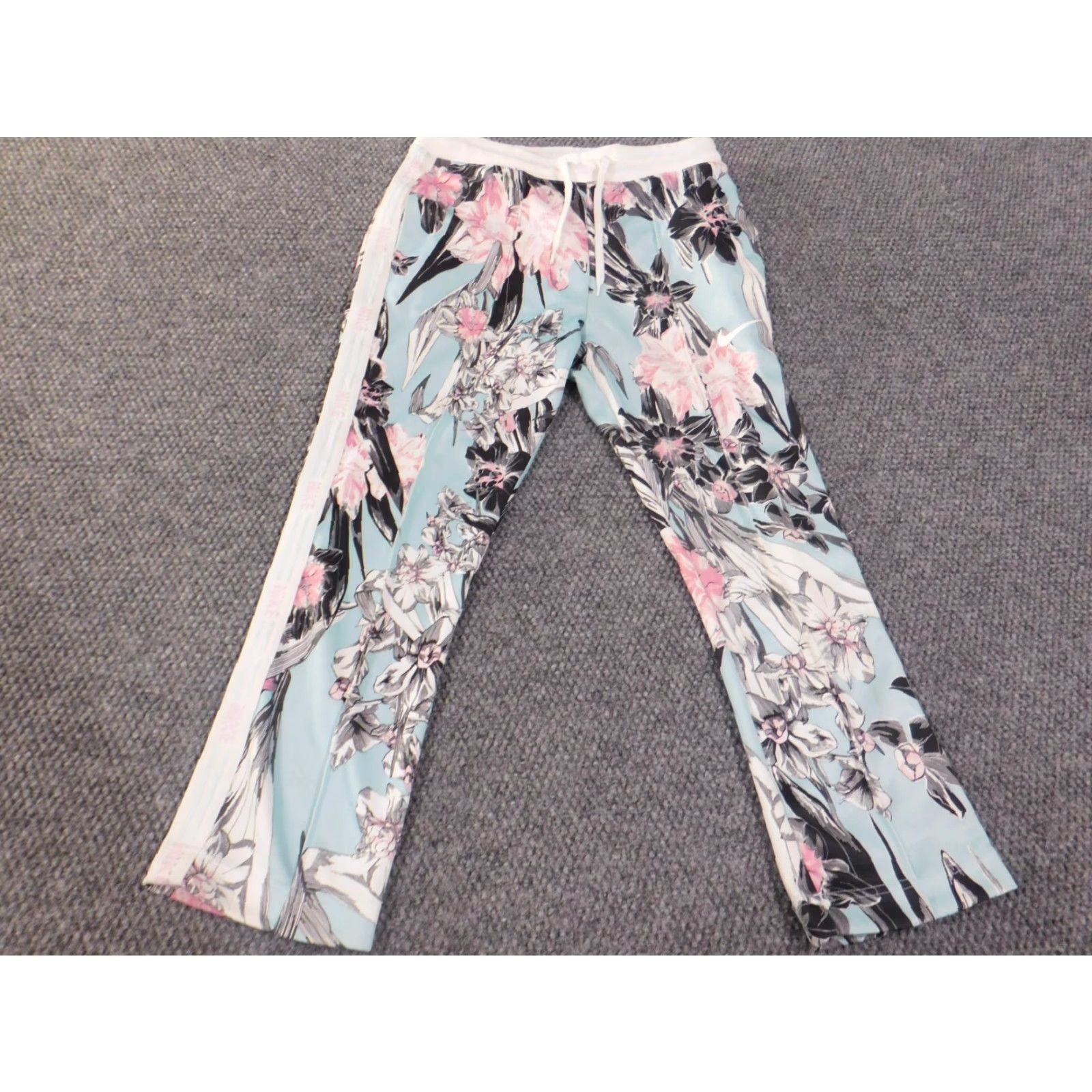 Nike **Blue Floral Nike Sweatpants Women's Small Stretch Active** User: **Blue Floral Nike Women's Sweatpants Size Small Stretch Active** Size 28" / US 6 / IT 42 - 3 Thumbnail