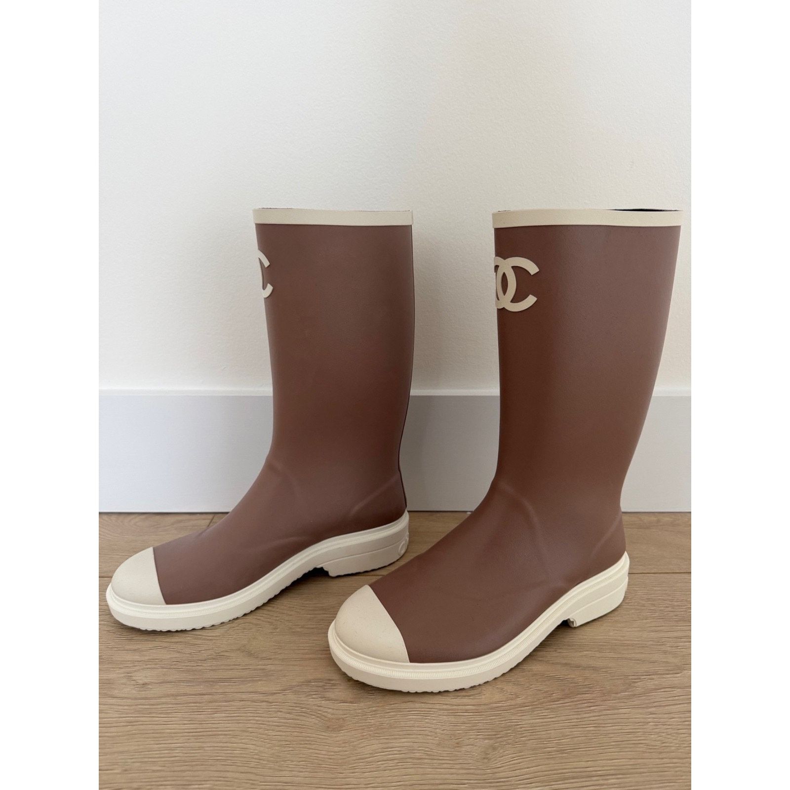 Chanel Chanel 26C Beige White CC Logo High Pull On Rain Boots 38 Size US 8 / IT 38 - 21 Thumbnail
