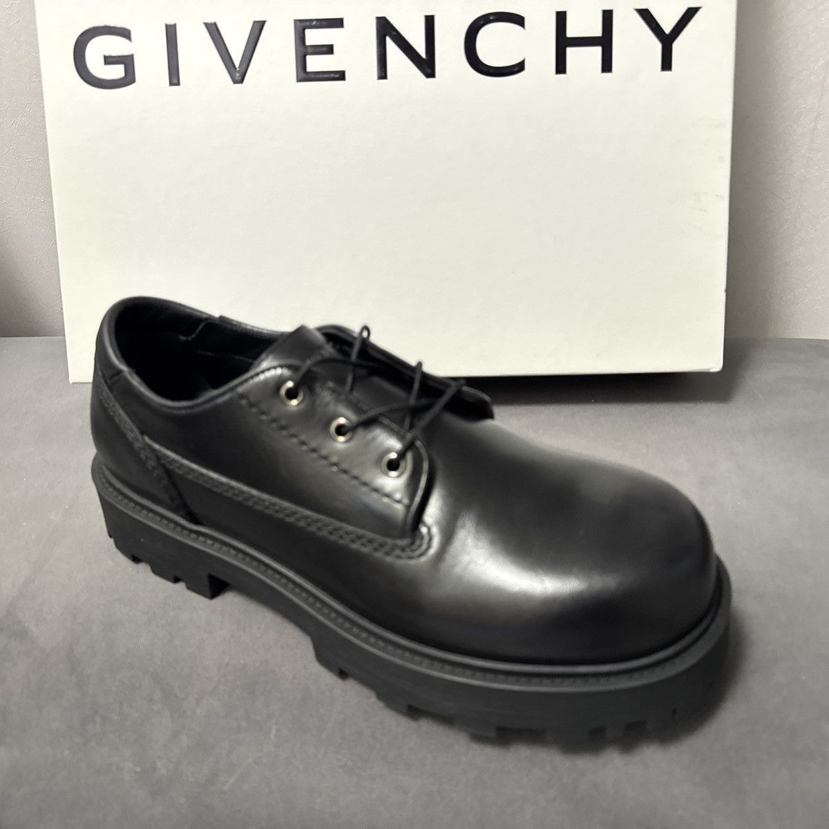 GIVENCHY ストームダービー 【公式通販】