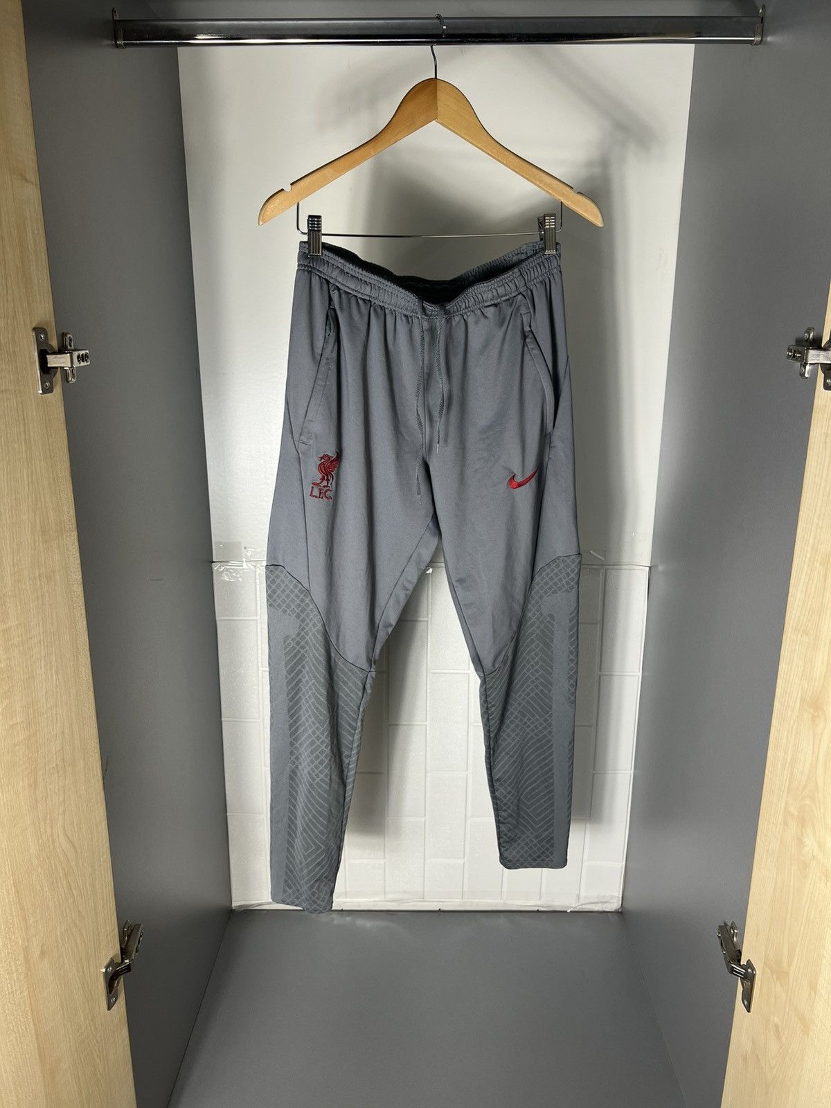 Nike VINTAGE NIKE FC LIVERPOOL ENGLAND SOCCER JERSEY PANTS Y2K Size US L / EU 52-54 / 3 - 4 Thumbnail