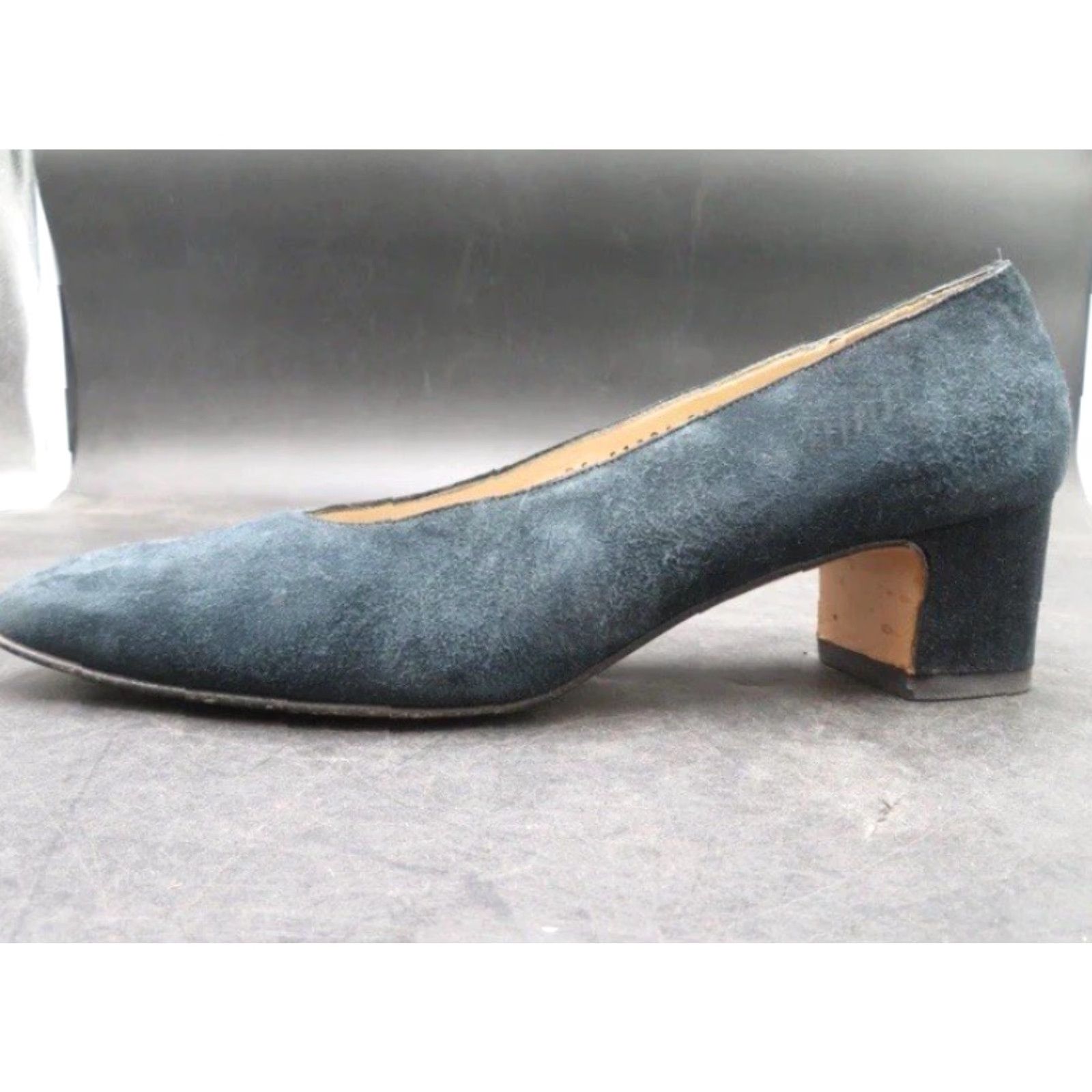 Salvatore Ferragamo Women Salvatore Ferragamo Navy Blue Suede Leather Pump Heels MadeInItaly Size 7B Vintage Block Heel Size US 7 / IT 37 - 4 Thumbnail