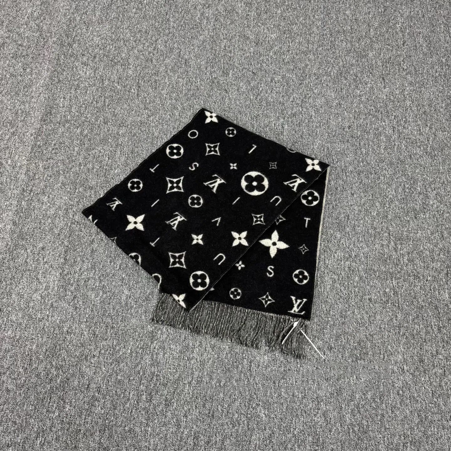 Louis Vuitton Louis Vuitton Full-print elderly-style scarf, double-sided Size ONE SIZE - 1 Thumbnail