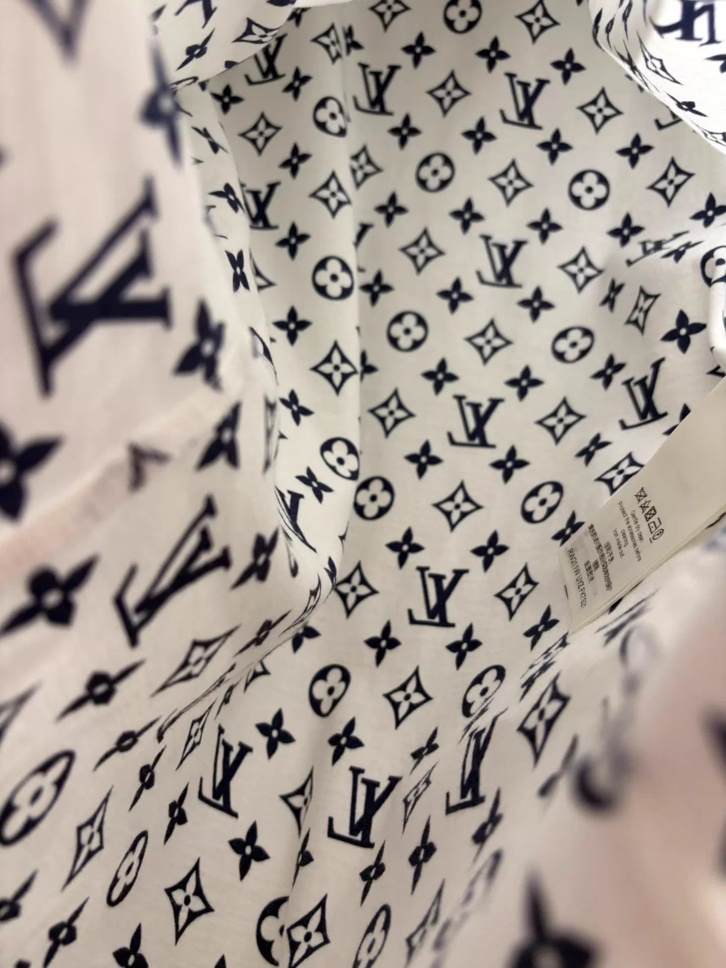Louis Vuitton LV Classic Full Logo White Tee S Mint Size S / US 4 / IT 40 - 6 Thumbnail