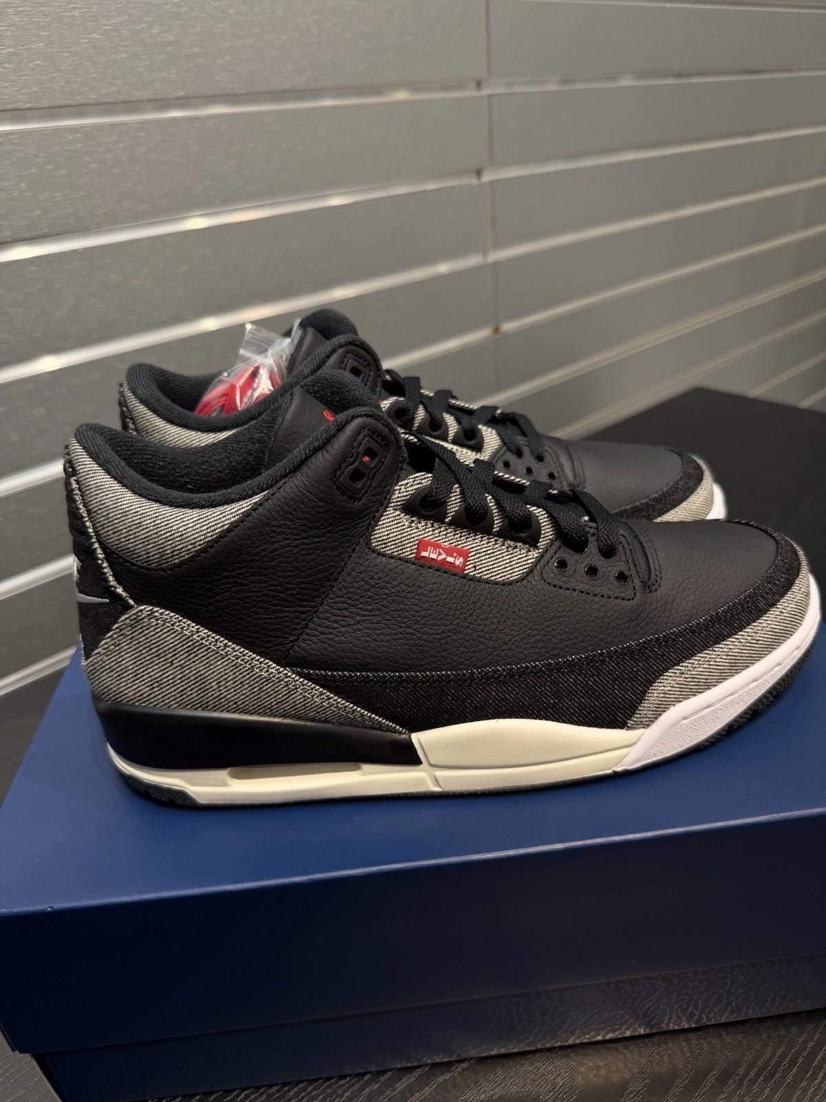 Jordan Brand Nike Air Jordan 3 Retro Levi’s Black IR0914-400 Men’s (9) Size US 9 / EU 42 - 3 Thumbnail