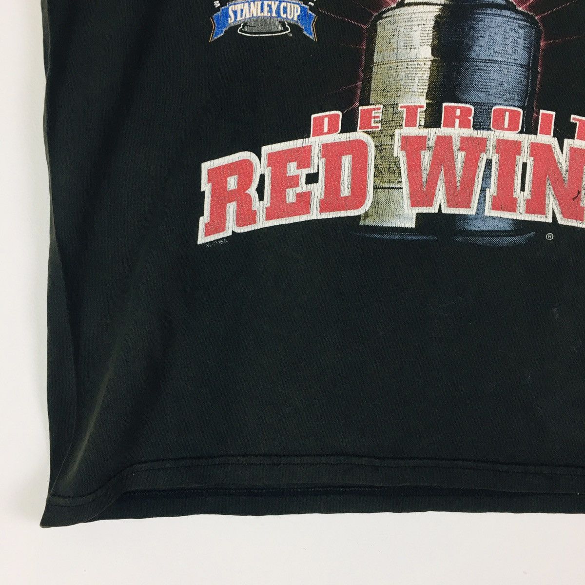 Lee × NHL × Nutmeg Vintage 1997 Faded Stanley Cup Detroit Red Wings Size US M / EU 48-50 / 2 - 2 Thumbnail