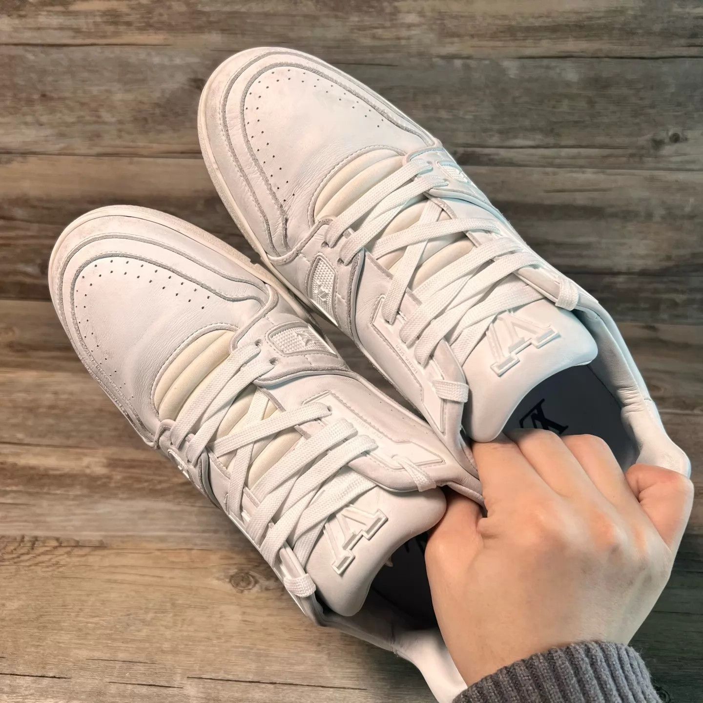 Louis Vuitton Louis Vuitton Trainer White Distressed UK9 Size US 10 / EU 43 - 5 Thumbnail
