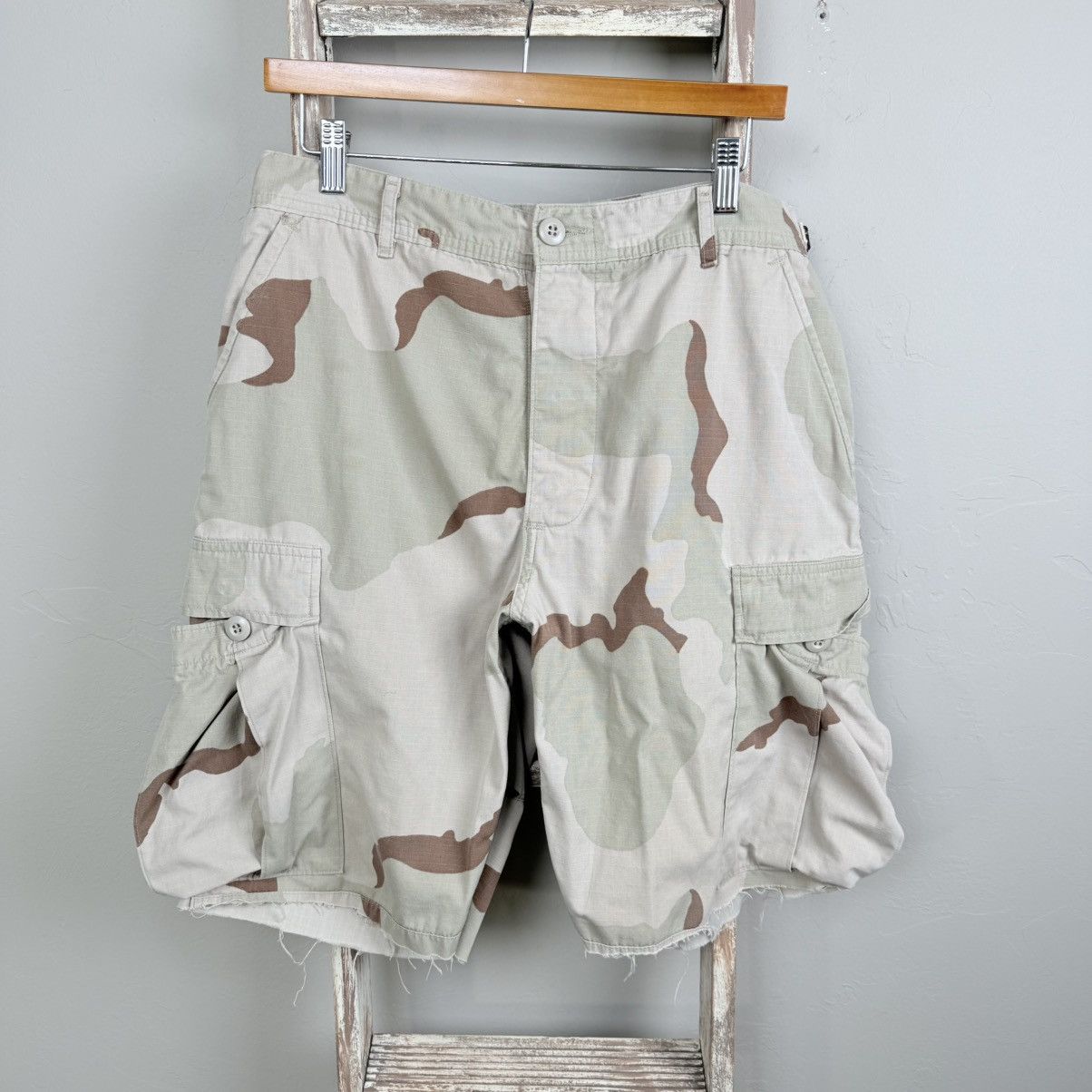 Other Vintage US Military Desert Camo Cutoff Baggy Shorts size Med Size US 32 / EU 48 - 1 Thumbnail