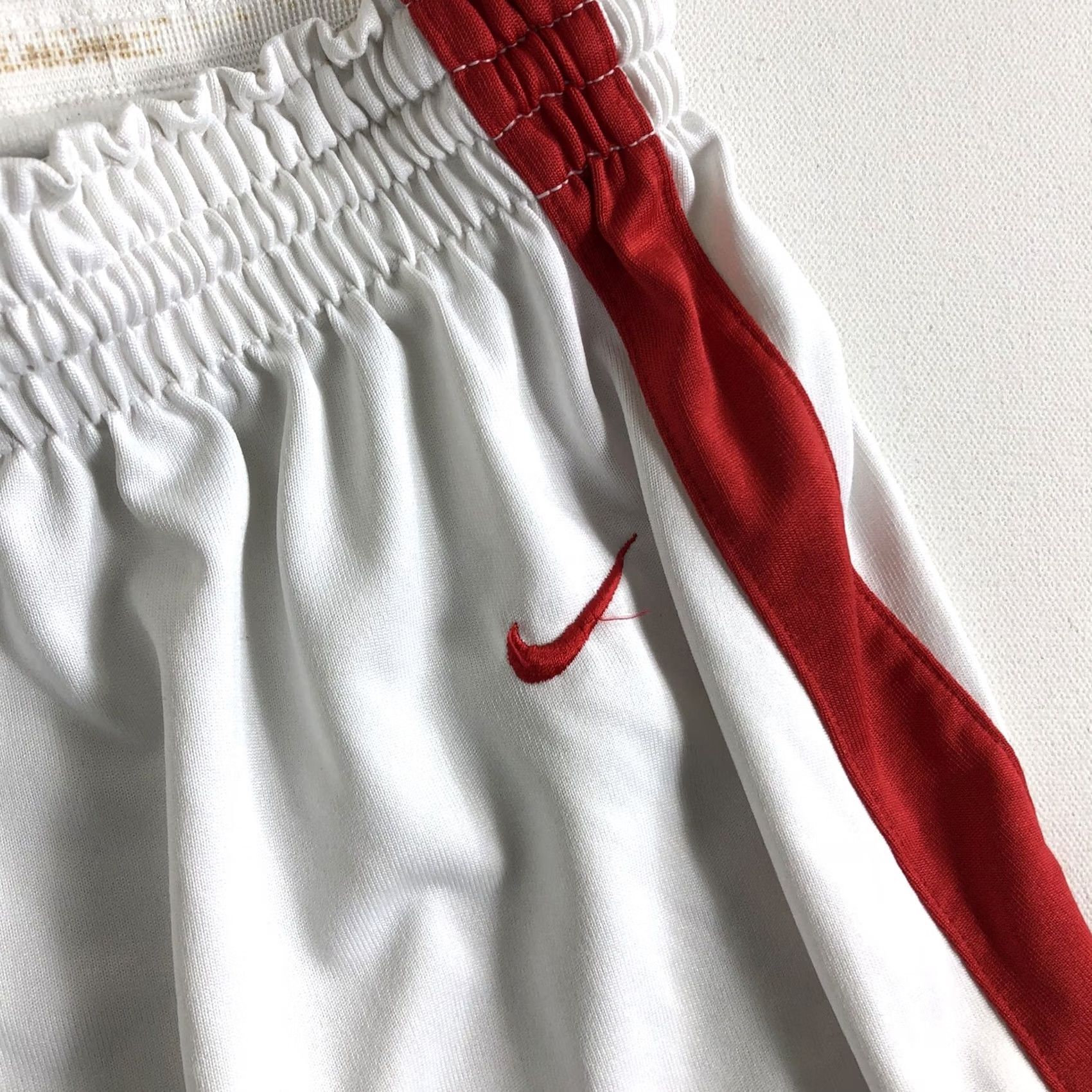 Nike VINTAGE Nike Team Basketball Short Active Athletic Gym White Red Train Y2K Size Medium Mens Basketball Short Size US 31 - 4 Thumbnail
