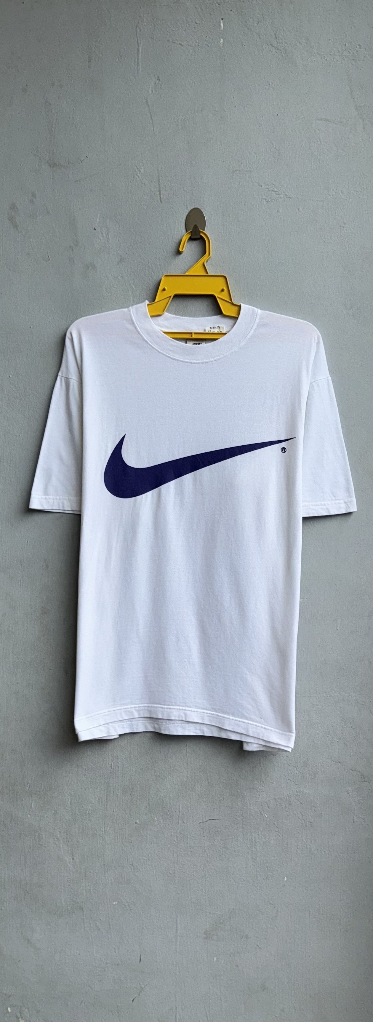 Nike Nike Centre Big Swoosh Vintage Shirt Size US L / EU 52-54 / 3 - 1 Thumbnail