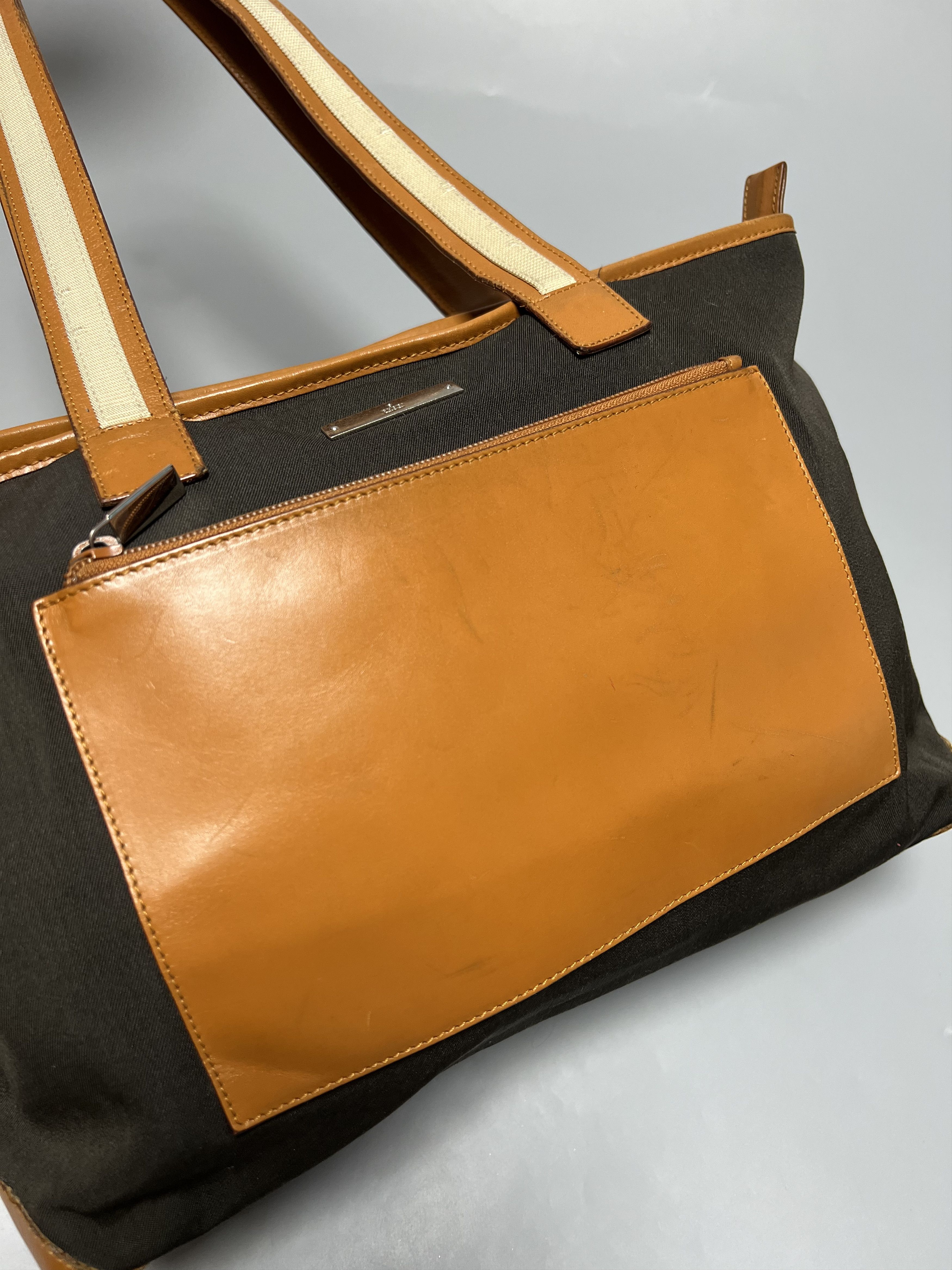 Gucci Rare Gucci Vintage Brown Shoulder Bag Size ONE SIZE - 9 Thumbnail