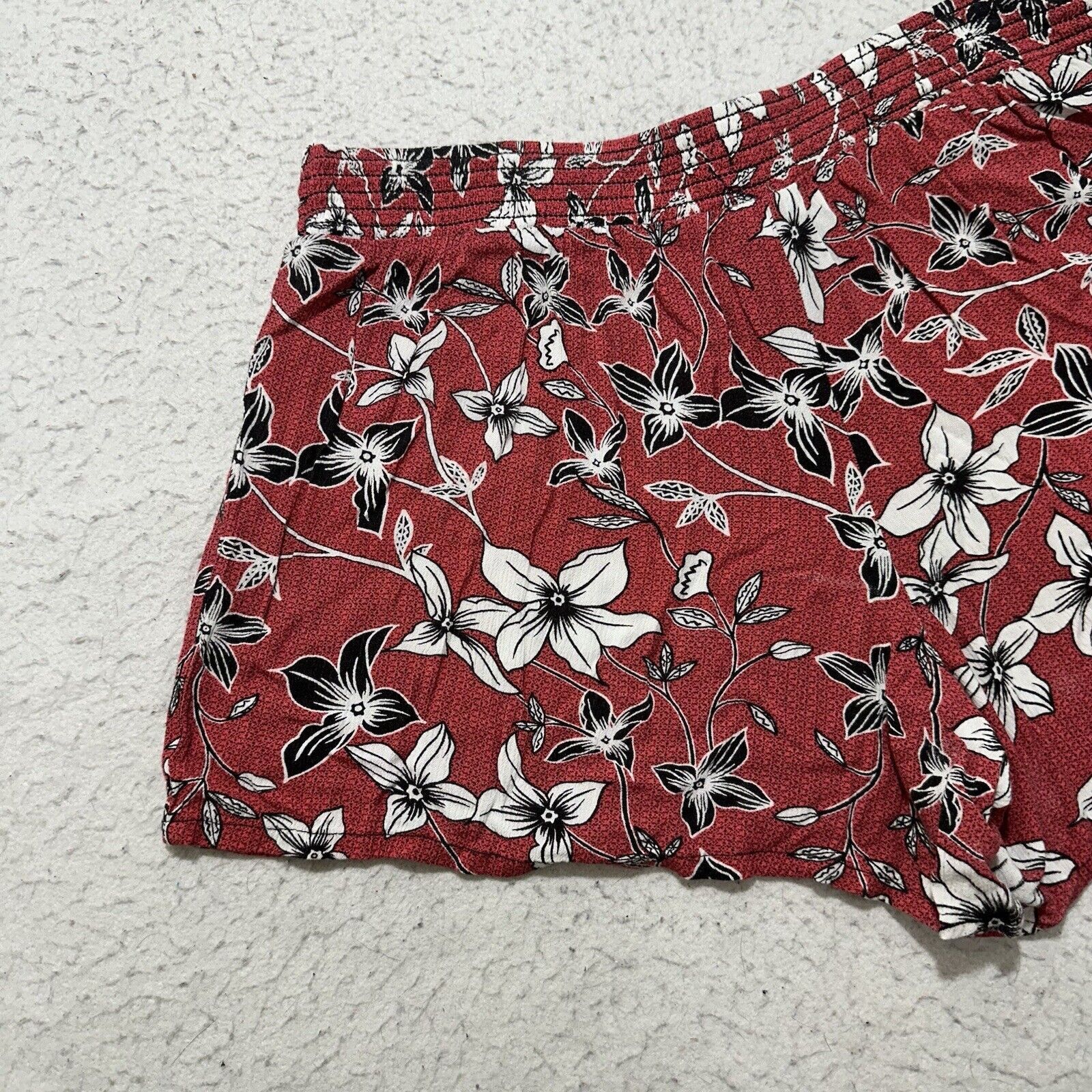 Apt. 9 Apt. 9 Large Floral Pink Black Elastic Waist Shorts Size 34" / US 12 / IT 48 - 8 Thumbnail