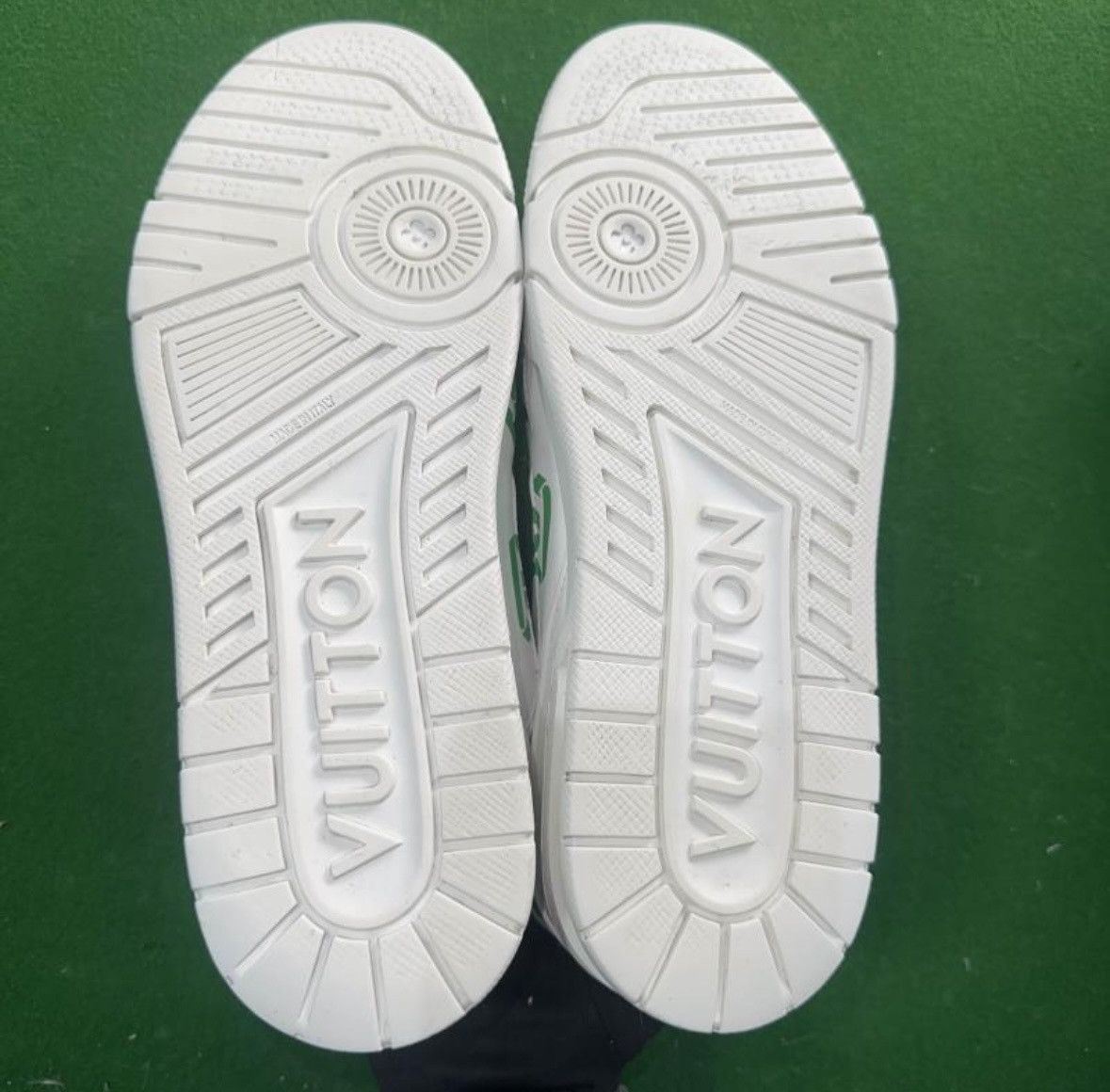Louis Vuitton LV low top sneakers size 7 wxx Size US 7 / EU 40 - 3 Thumbnail