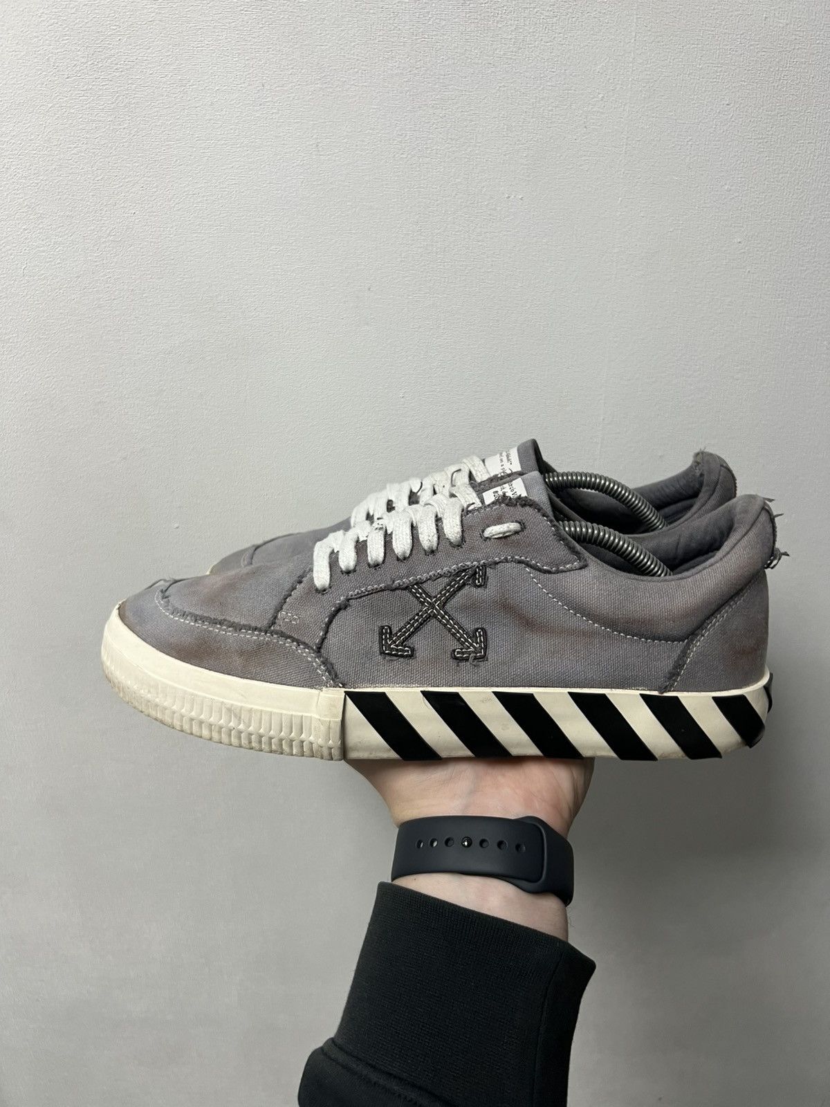 Off-White Off-White Vulcanized Suede Luxury Gray Sneakers EU43 Shoes Size US 10 / EU 43 - 8 Thumbnail