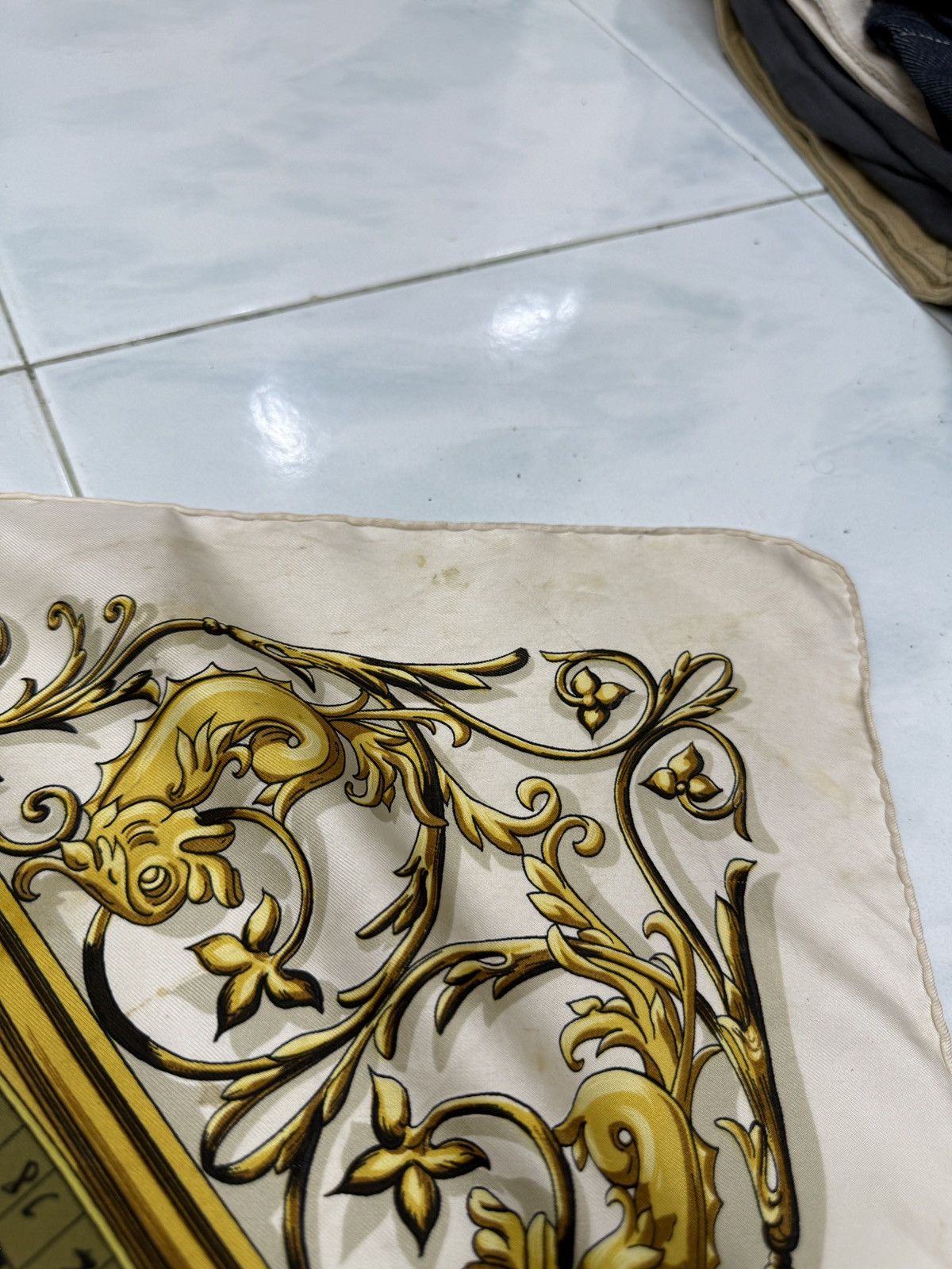 Hermes 🔥🔥🔥AUNTHENTIC VINTAGE HERMES DIES AT HORES SILK SCARF Size ONE SIZE - 11 Thumbnail