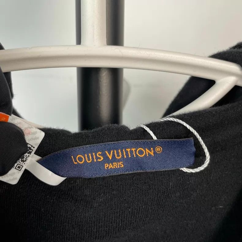 Louis Vuitton Louis Vuitton Black Velvet Towel Embroidered Dark Embossed Size US M / EU 48-50 / 2 - 5 Thumbnail