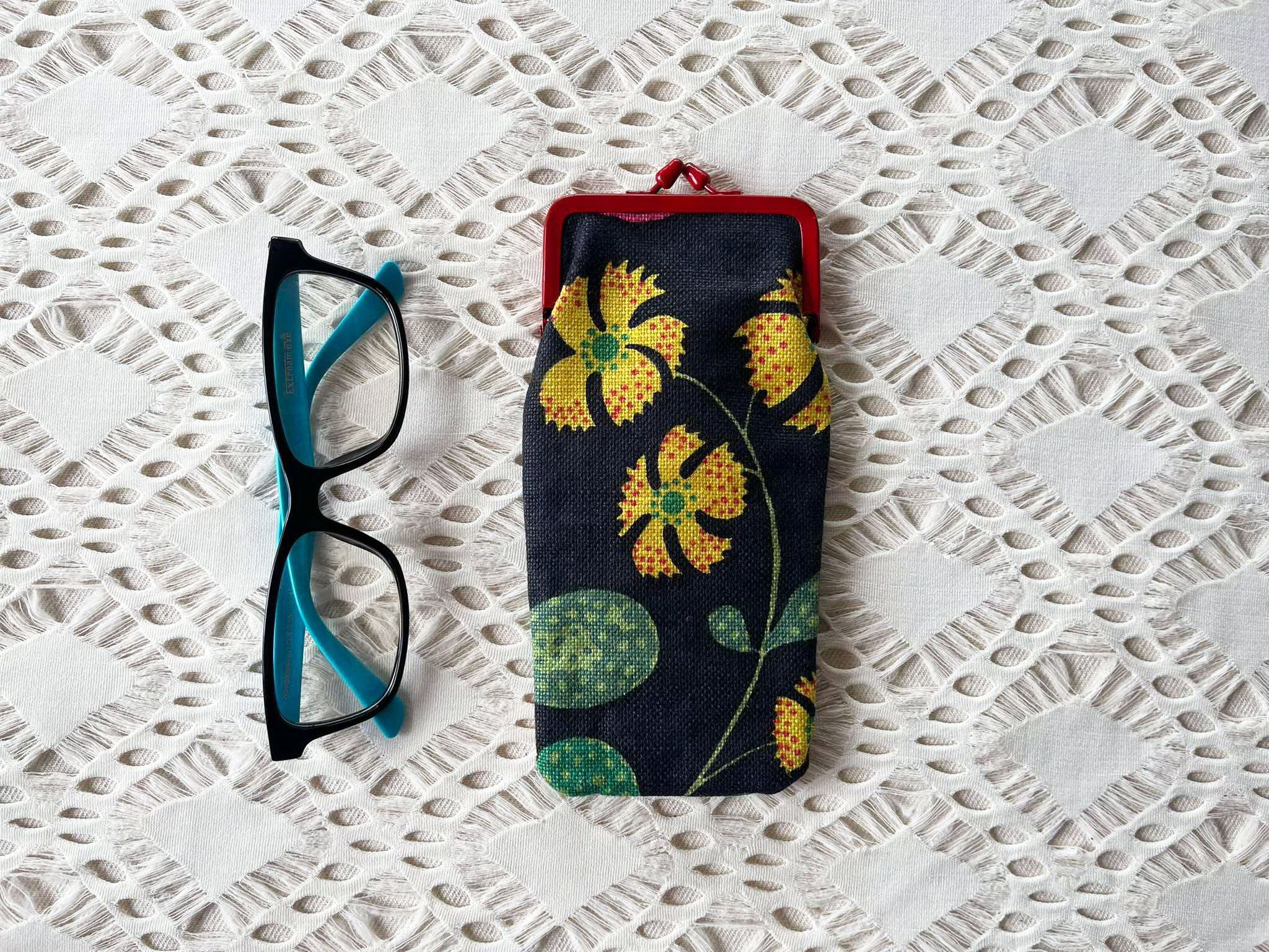 Vintage Black yellow green FLORALS printed, RED frame glasses case Size ONE SIZE - 1 Thumbnail