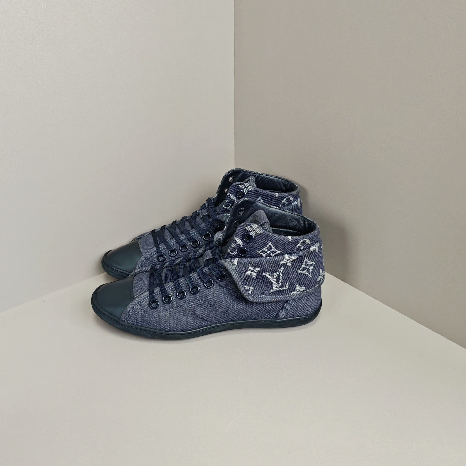 Louis Vuitton Louis Vuitton Lowtop Sneakers us_7 Women Size US 7 / IT 37 - 1 Thumbnail