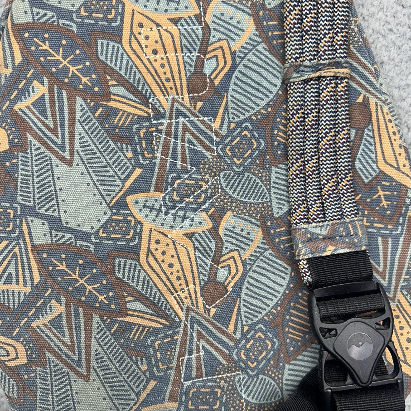 KAVU Rope Crossbody Sack Large Jumble Leaf Print Blue/Peach  display picture 1