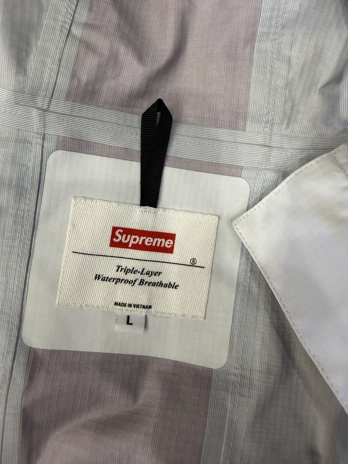 Supreme Supreme Pertex Shield+ Waterproof Hooded Jacket –White / Red Size US L / EU 52-54 / 3 - 6 Thumbnail