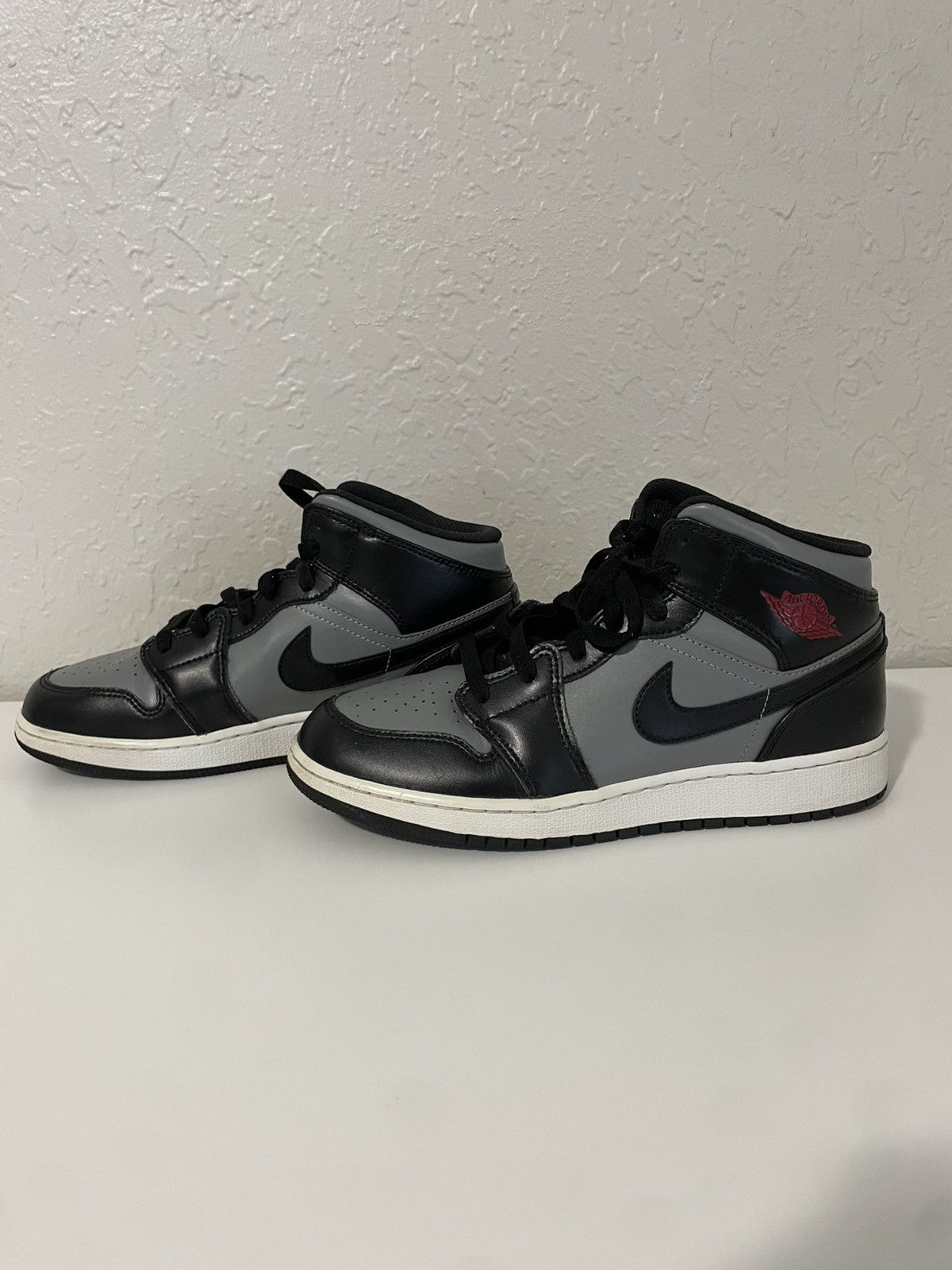 Jordan Brand Nike Air Jordan 1 Retro GS Size 6.5 Shadow Red Black Gray Size US 6.5 / EU 39-40 - 1 Thumbnail