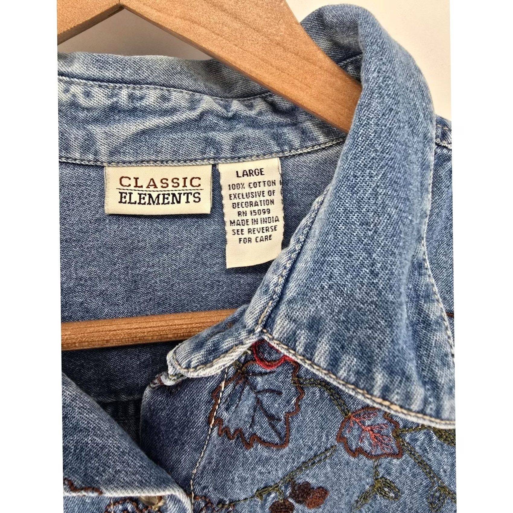 Vintage VINTAGE Classic Elements Denim Shirt Womens L Blue Floral Embroidered Button Front Size L / US 10 / IT 46 - 2 Thumbnail