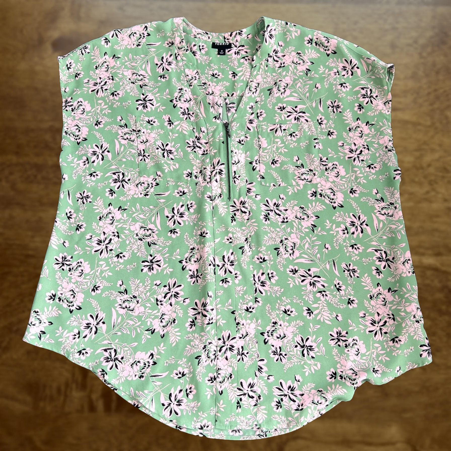 Torrid Torrid Blouse Womens 0 Plus Green Floral Zip Front V Neck Cap Sleeve Top Size XS / US 0-2 / IT 36-38 - 1 Thumbnail
