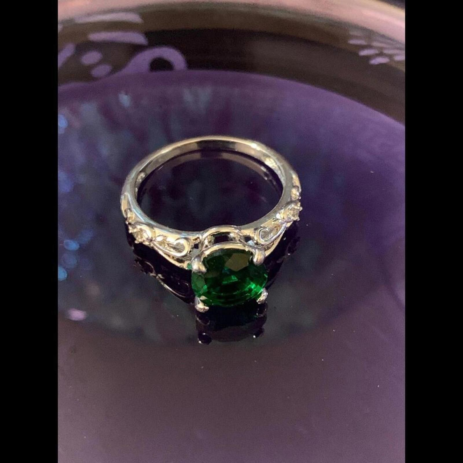 Designer Elegant Emerald Green Ring with Ornate Silver Band 7 Size ONE SIZE - 2 Thumbnail