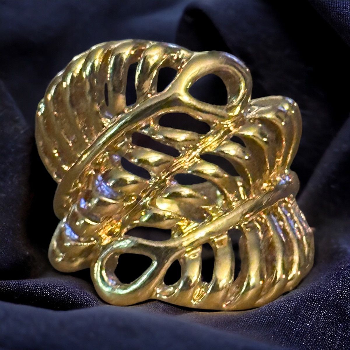 Other Gold tone wrapped filigree leaf ring Size ONE SIZE - 1 Thumbnail