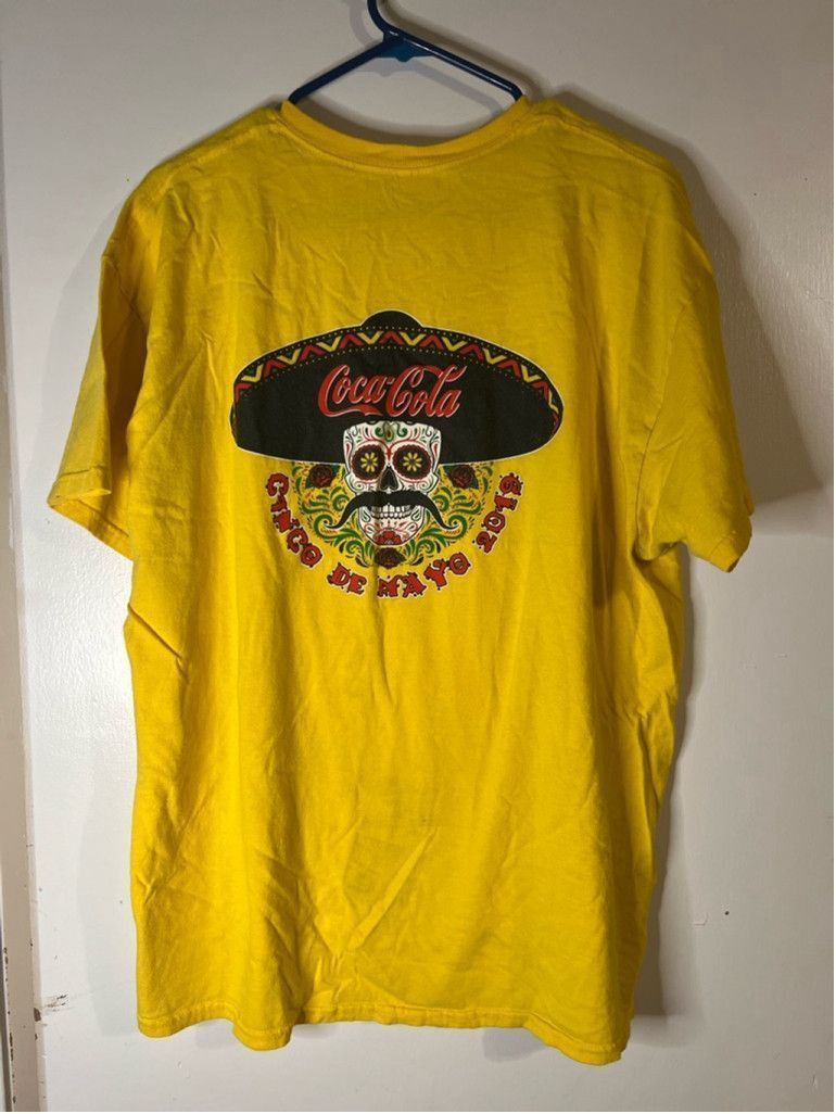 Gildan Men's Gildan Coca-Cola T-Shirt XL Yellow Size US XL / EU 56 / 4 - 2 Thumbnail