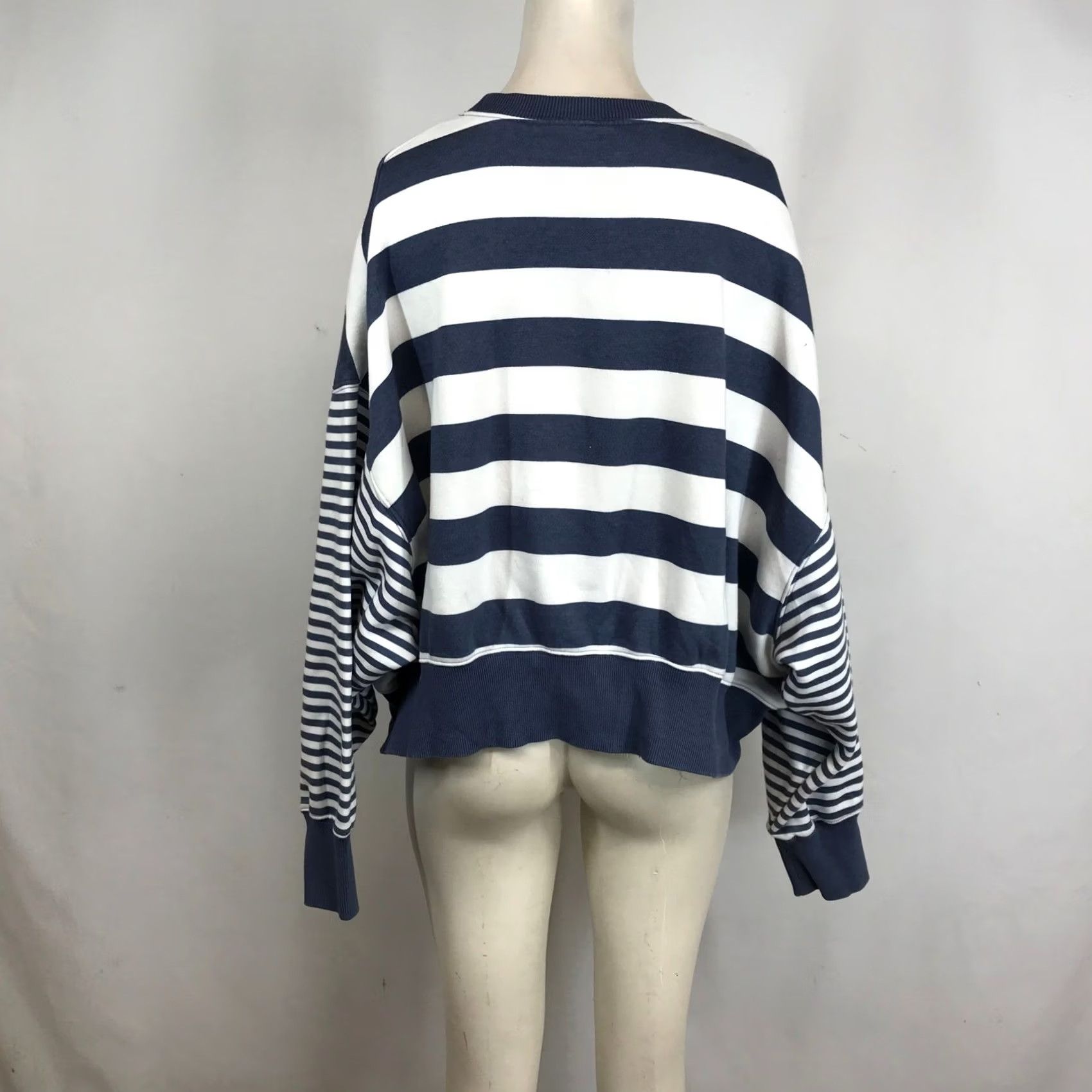Nike Nike Womens Striped Crewneck Sweatshirt Blue White Oversized Pullover Logo Size M / US 6-8 / IT 42-44 - 7 Thumbnail