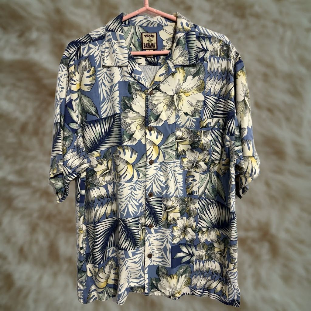 Tommy Bahama Tommy Bahama Hawaiian Shirt Mens L Silk Blue Floral Button-Up Camp Size US L / EU 52-54 / 3 - 1 Thumbnail
