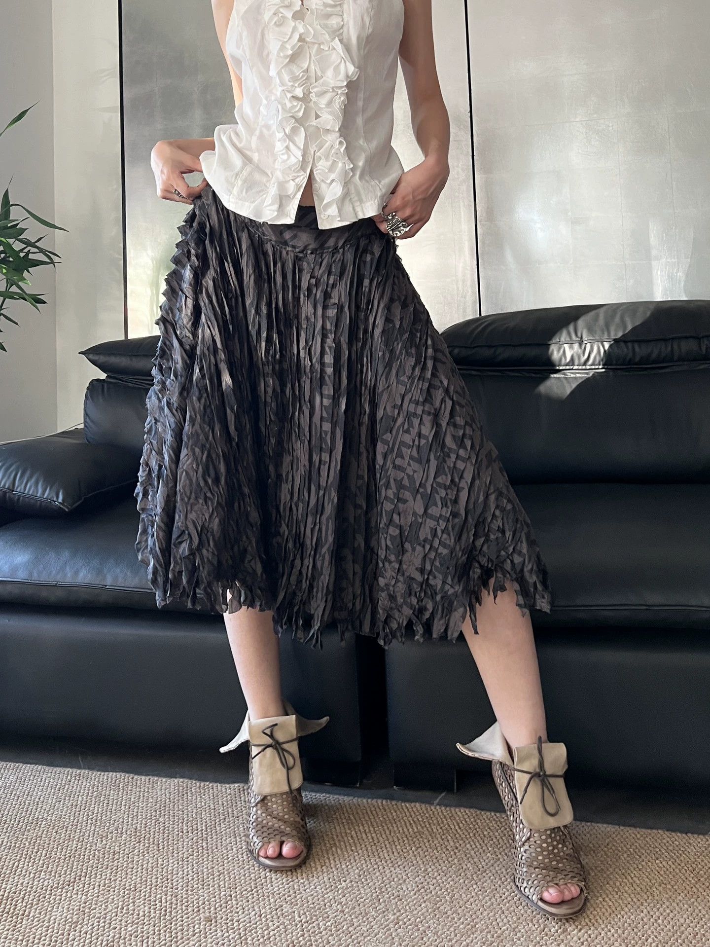DKNY Vintage DKNY Pleated Textured Silk Skirt M Size 27" / US 4 / IT 40 - 1 Thumbnail