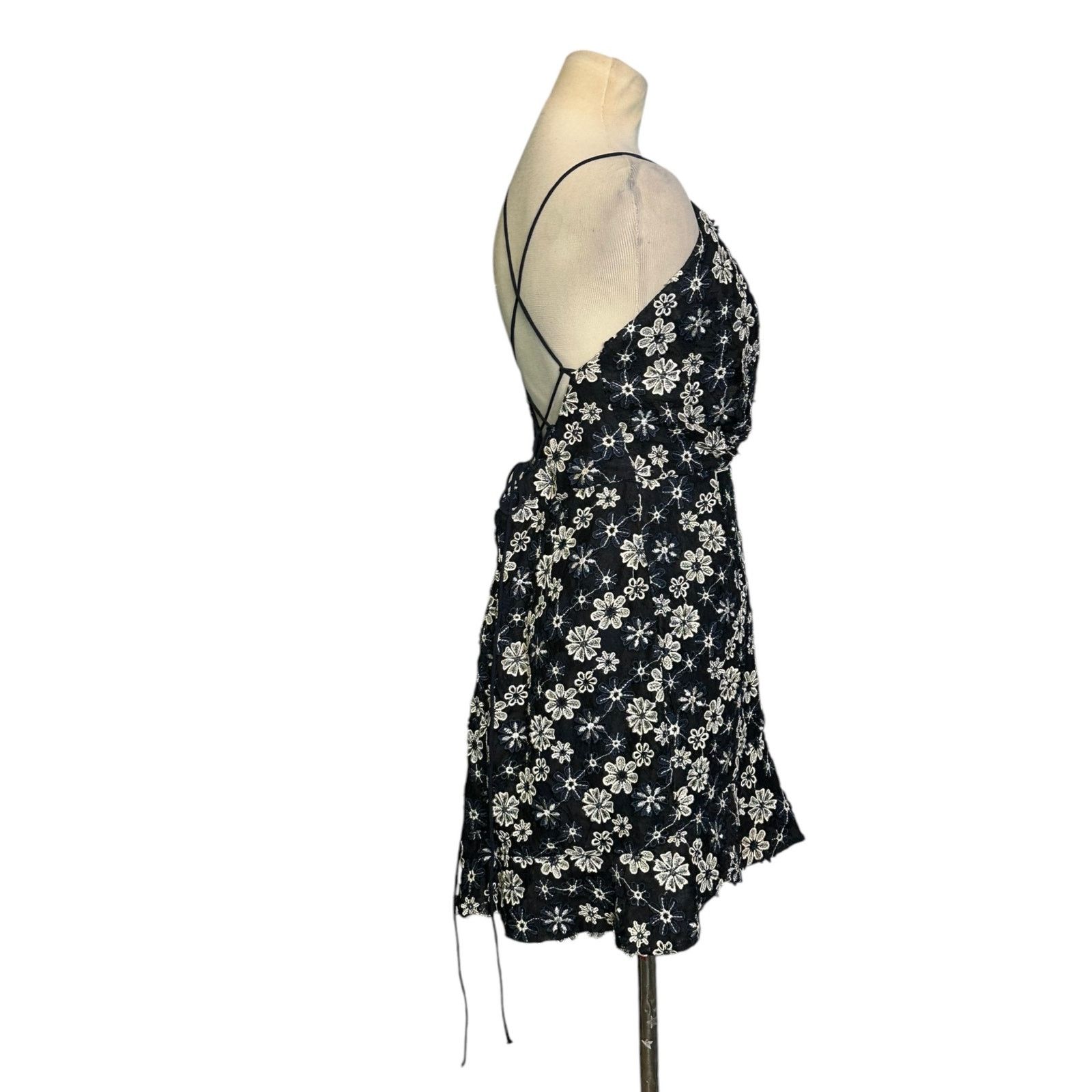 REVOLVE NBD Marilyn blue white floral embroidered mini dress size M Size M / US 6-8 / IT 42-44 - 8 Thumbnail