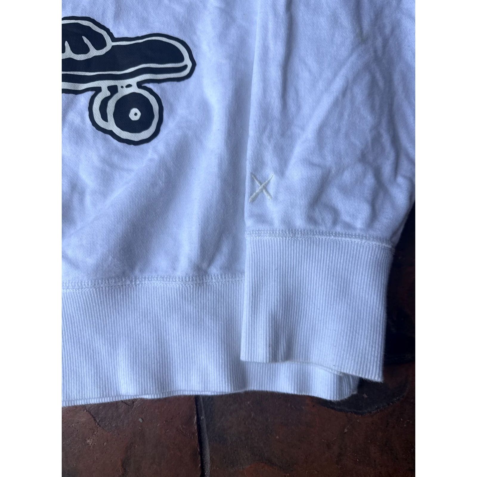 Uniqlo VINTAGE? No — Uniqlo X Kaws Peanuts Snoopy Skateboarding Sweatshirt Mens Large White Crew Neck Size US L / EU 52-54 / 3 - 6 Thumbnail