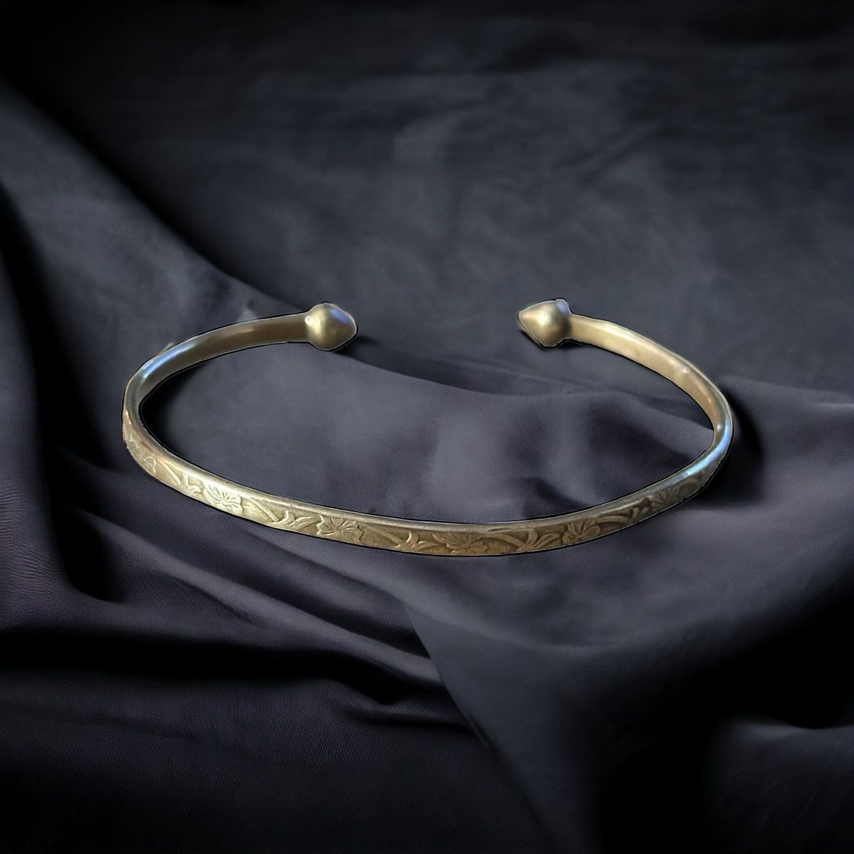image of Antique Victorian Era 18Ct Etched Torque Bracelet in Gold, Women's