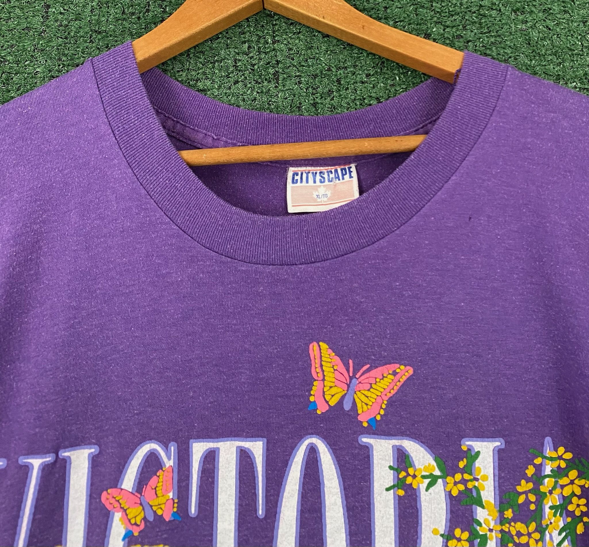 Vintage 80’s Victoria Canada Floral Butterflies Purple T-Shirt Large Size L / US 10 / IT 46 - 3 Thumbnail