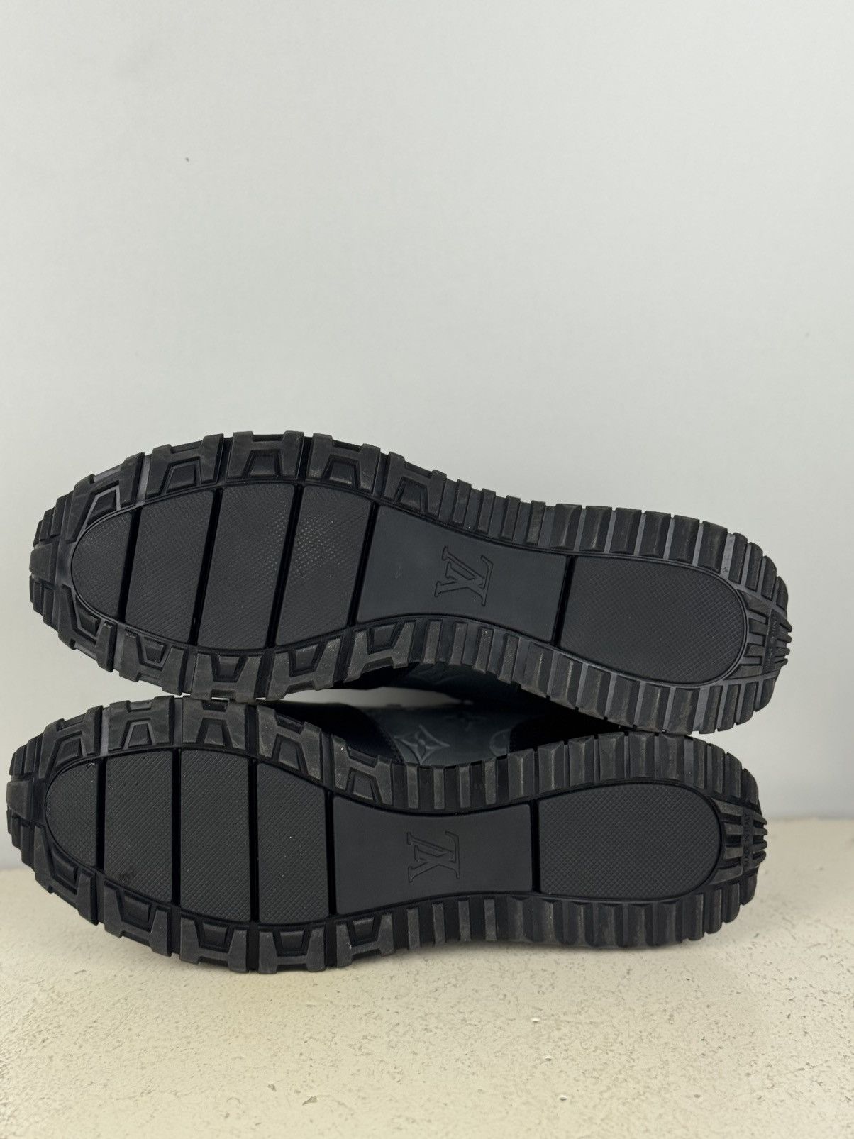 Louis Vuitton Louis Vuitton sneakers in excellent condition, sizes 9-10 Size US 10 / EU 43 - 11 Thumbnail