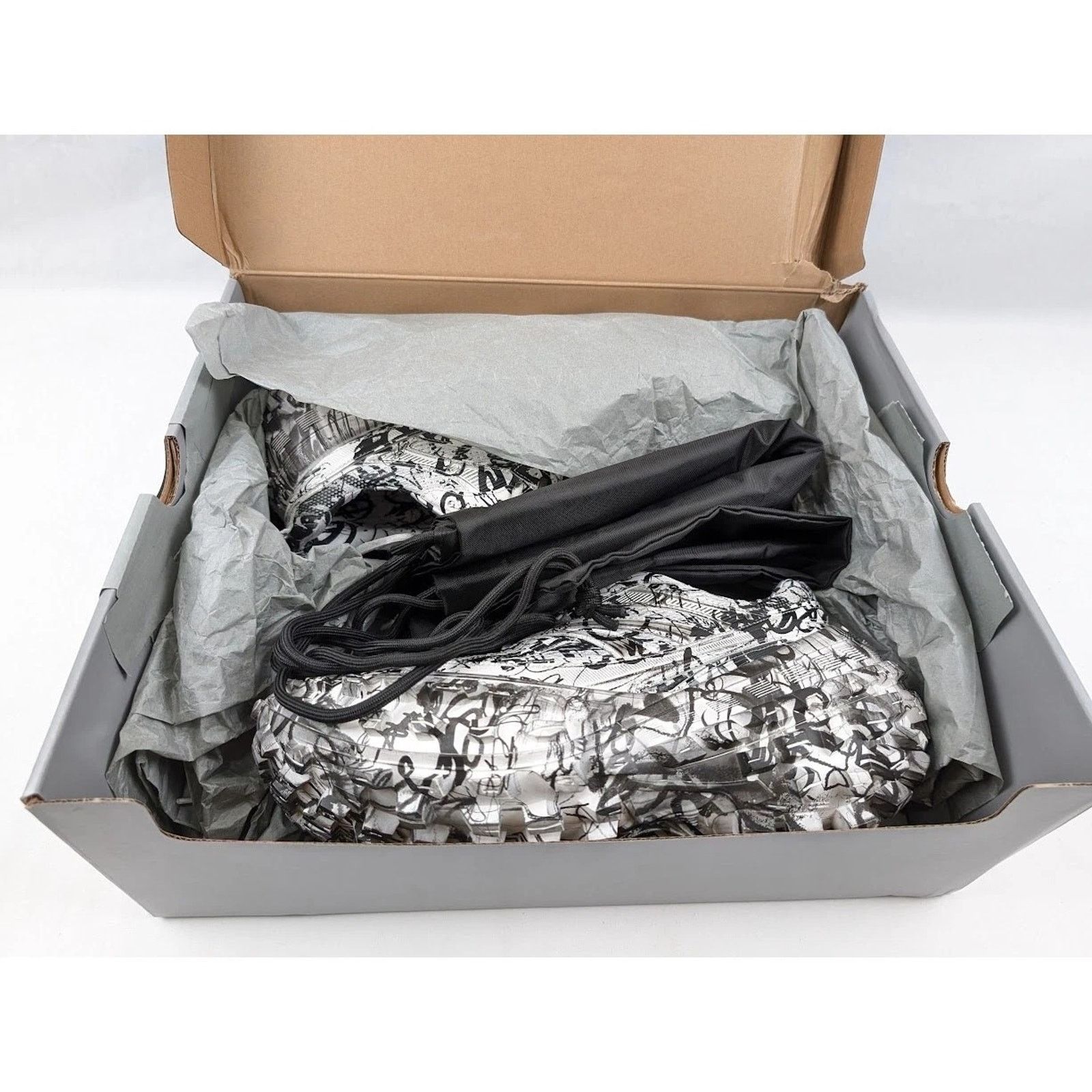 Balenciaga o1rshd1 Q:2 / Bouncer Extreme Graffiti Print in White/Black Size US 11 / EU 44 - 21 Thumbnail