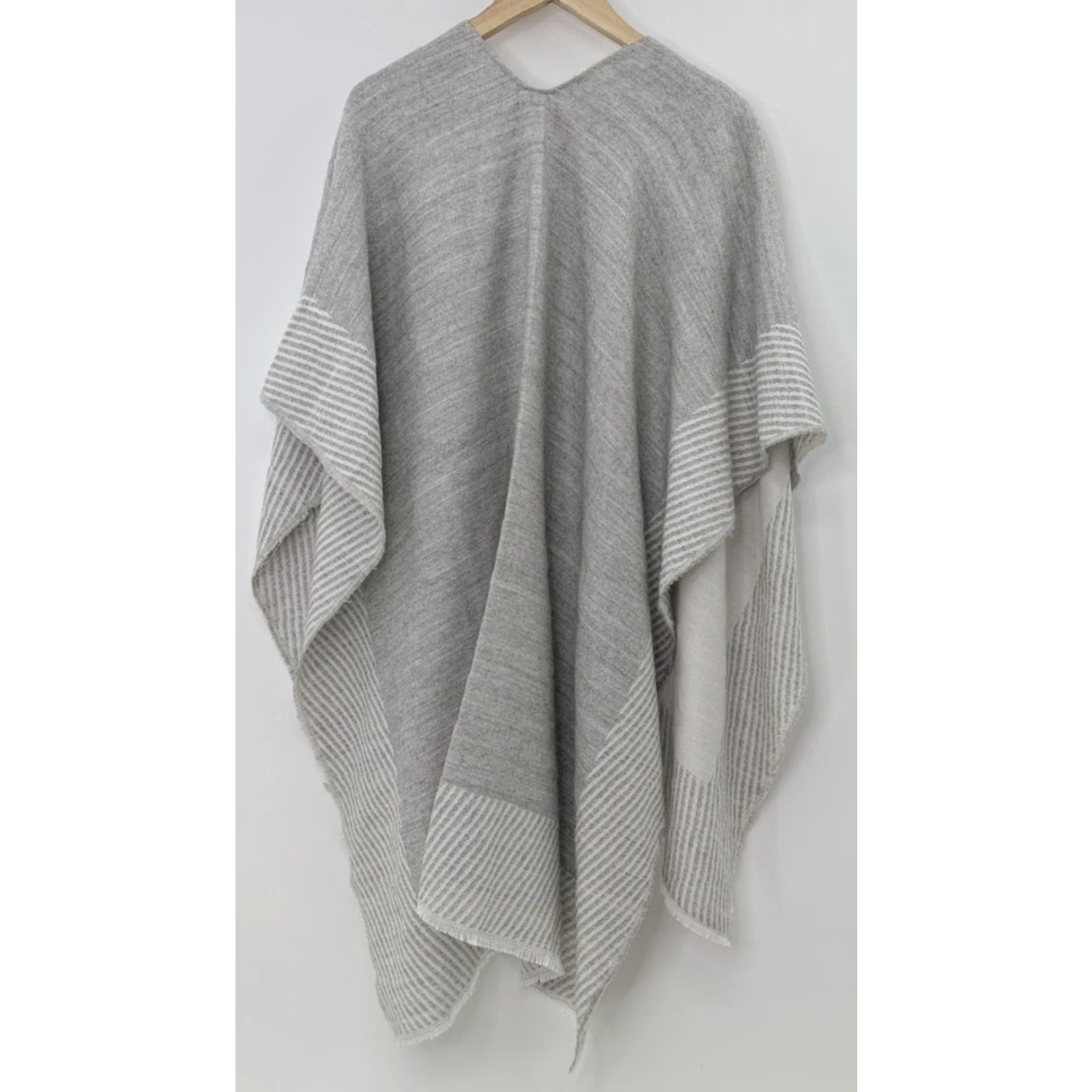 Vintage VINTAGE Carve Designs Poncho Gray White Striped Knit One Size Sleeveless V-Neck Kimono Fringe Open-Front Lightweight Cozy Womens Size ONE SIZE - 4 Thumbnail